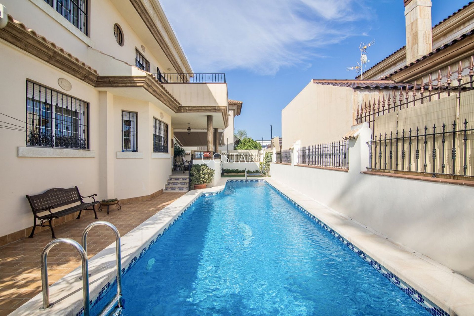 Herverkoop - Villa -
Almoradí - Almoradi Centro