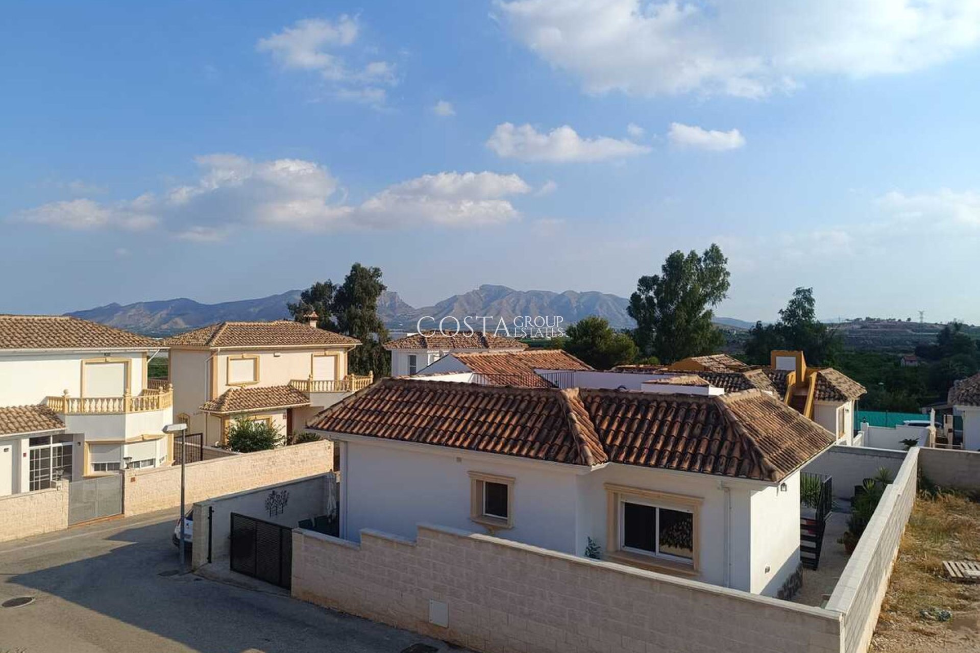 Herverkoop - Villa -
Fortuna - El Reloj