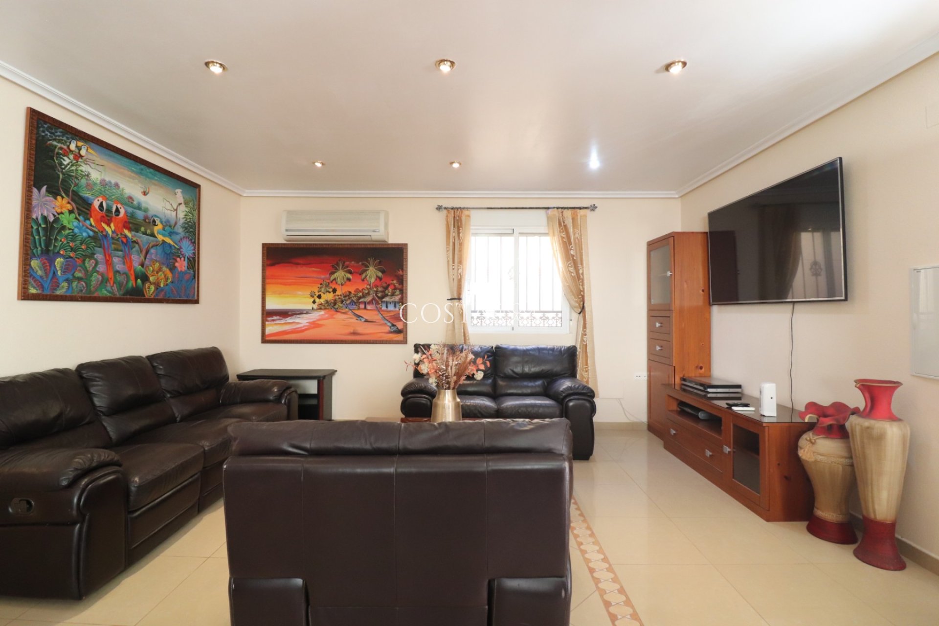 Herverkoop - Villa -
La Marina - La Escuera