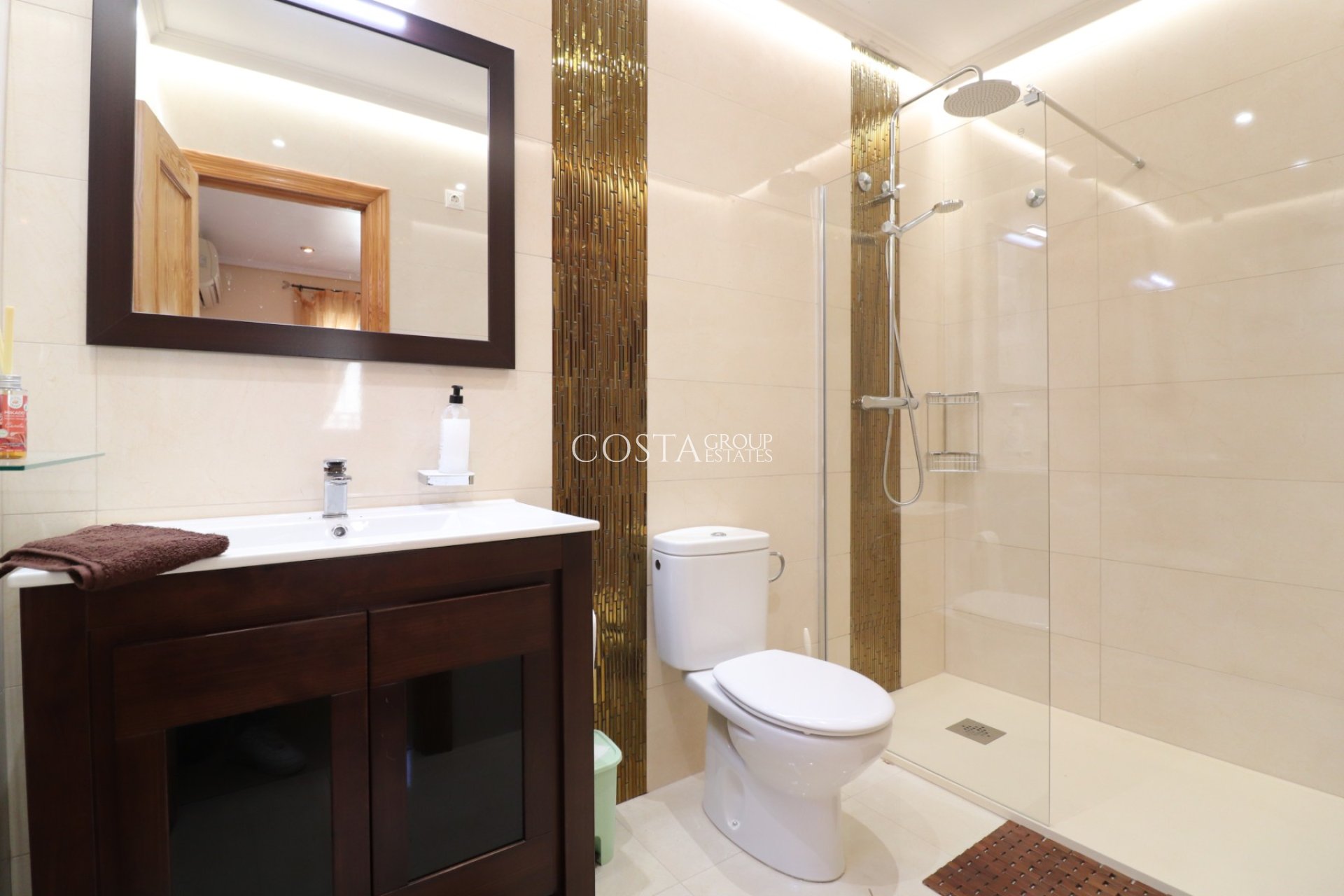 Herverkoop - Villa -
La Marina - La Escuera