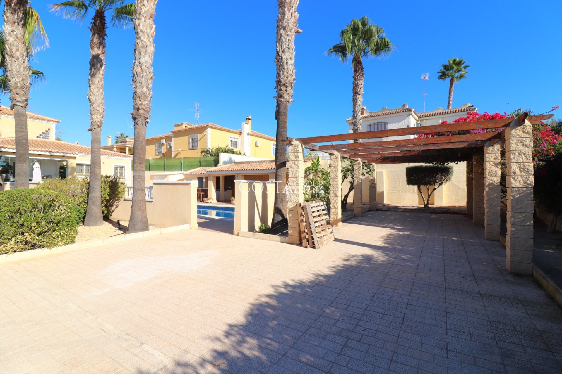 Herverkoop - Villa -
La Marina - La Escuera