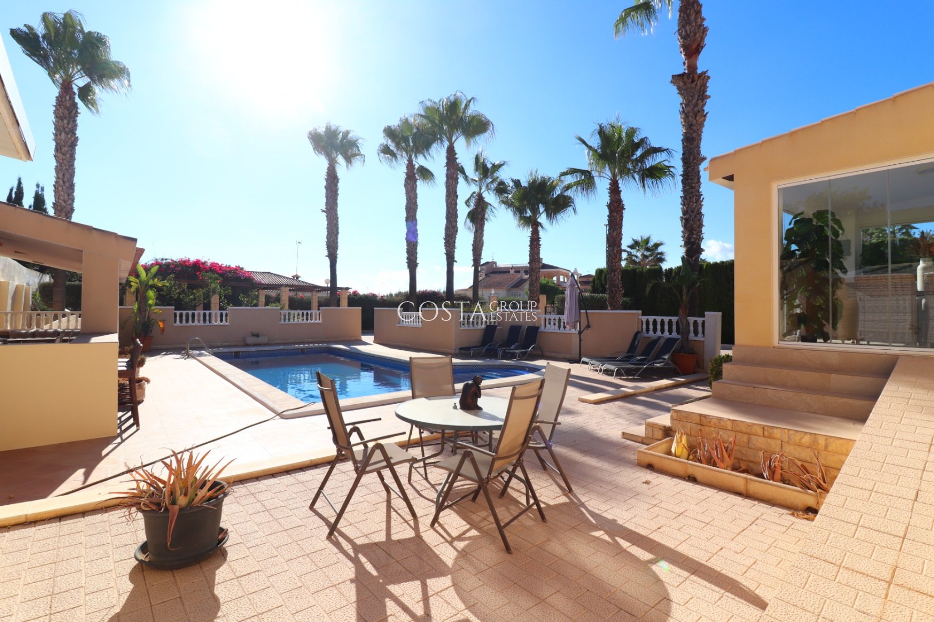 Herverkoop - Villa -
La Marina - La Escuera