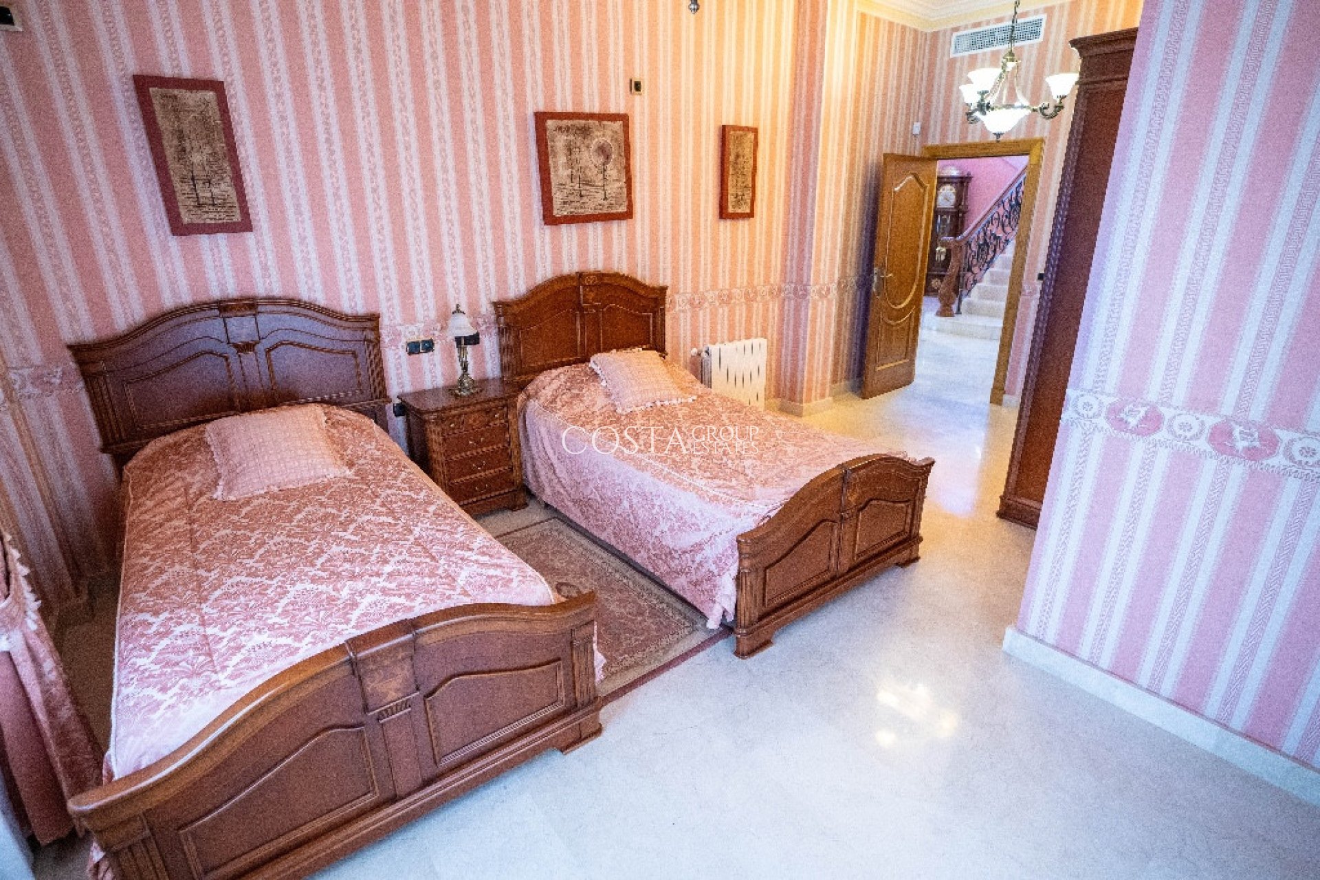 Herverkoop - Villa -
Orihuela - Campoamor