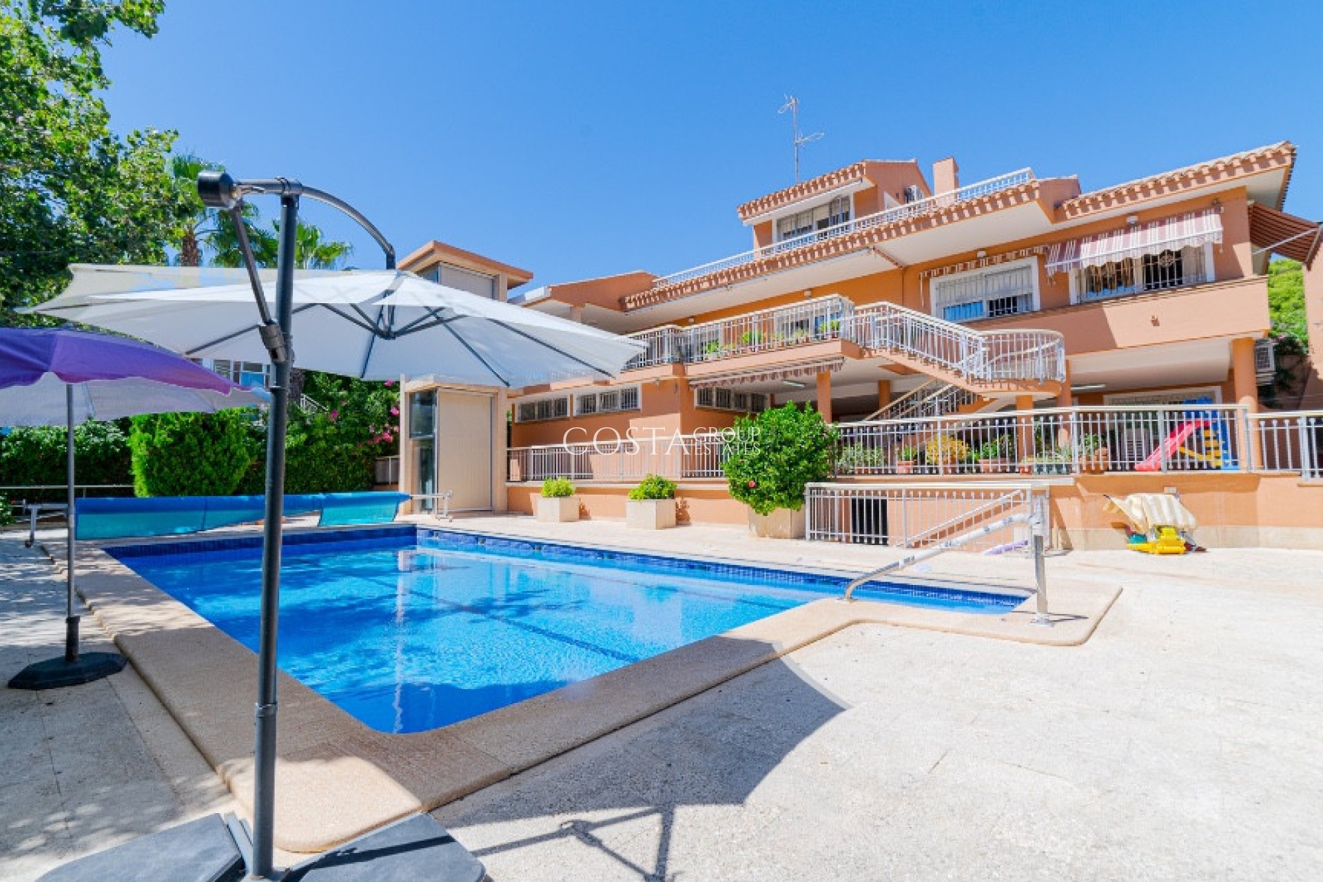 Herverkoop - Villa -
Orihuela - Campoamor