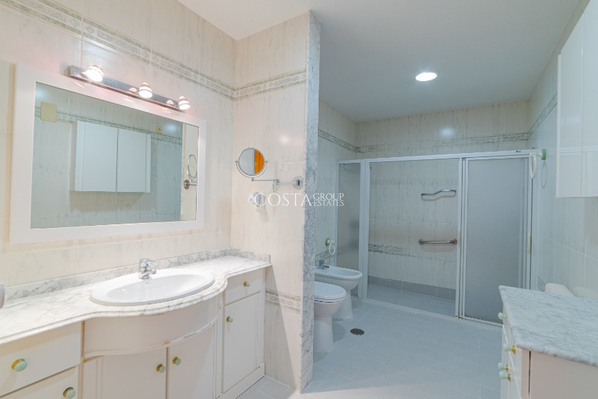 Herverkoop - Villa -
Orihuela - Campoamor