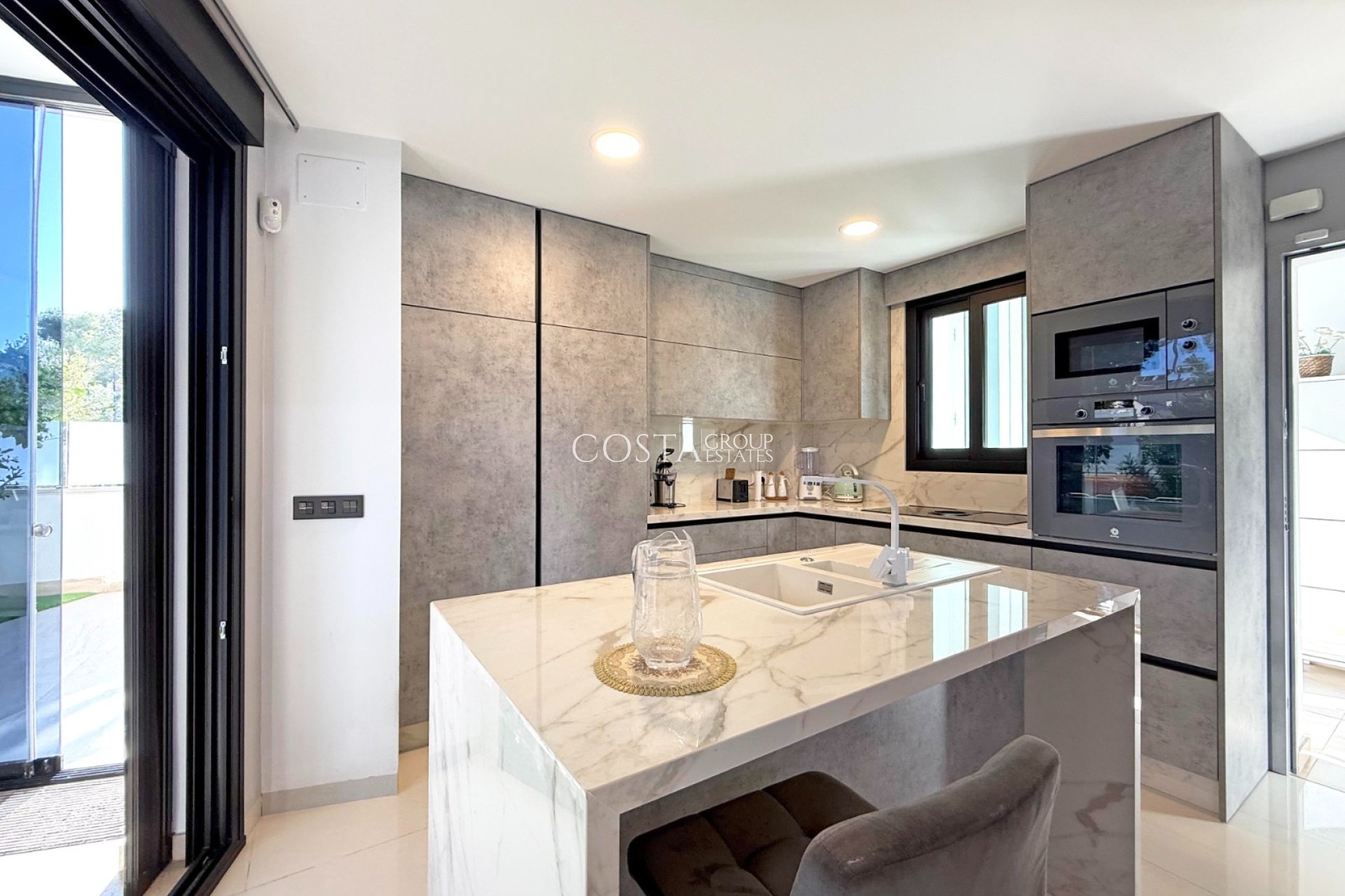 Herverkoop - Villa -
Orihuela Costa - Villamartín