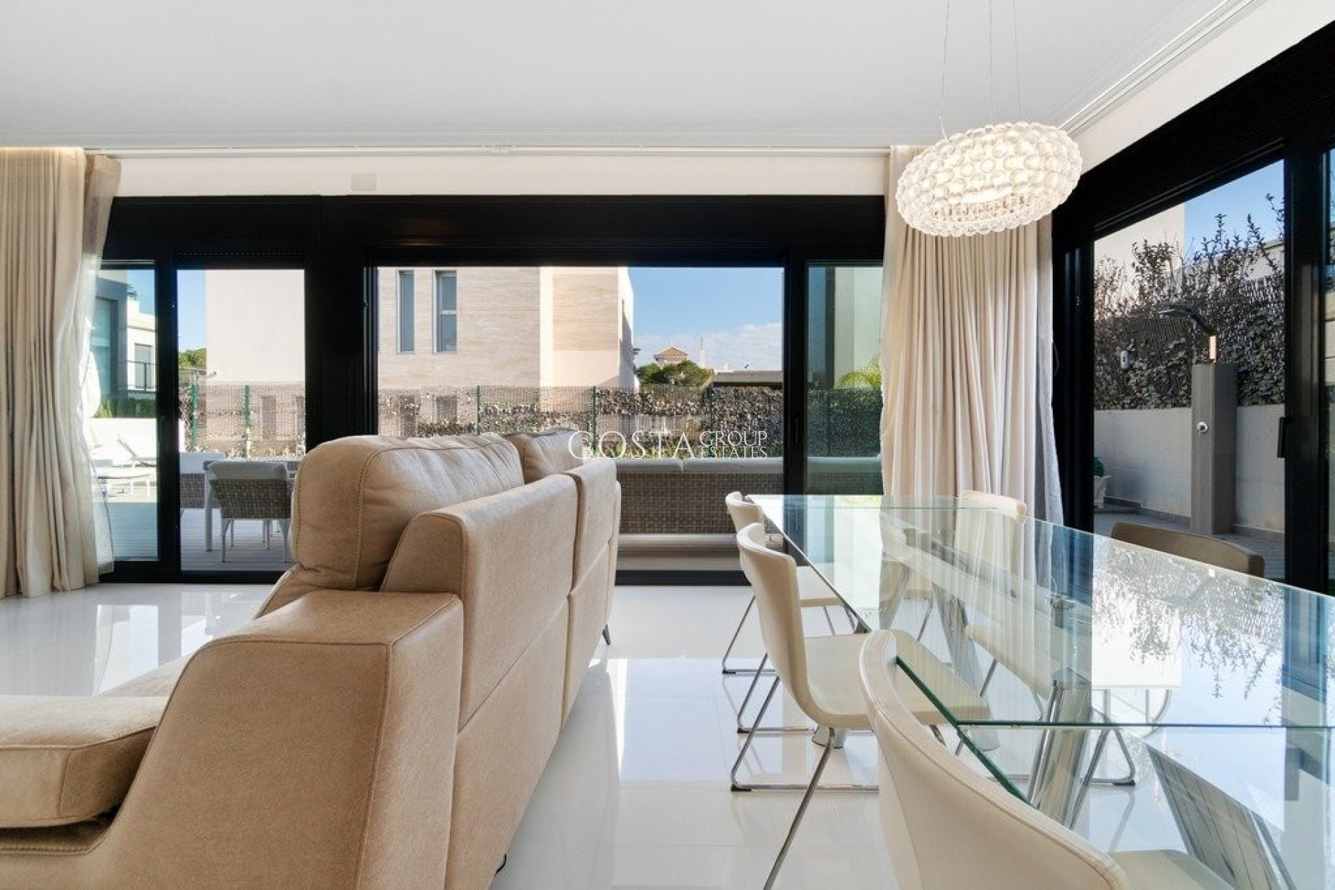 Herverkoop - Villa -
Orihuela Costa