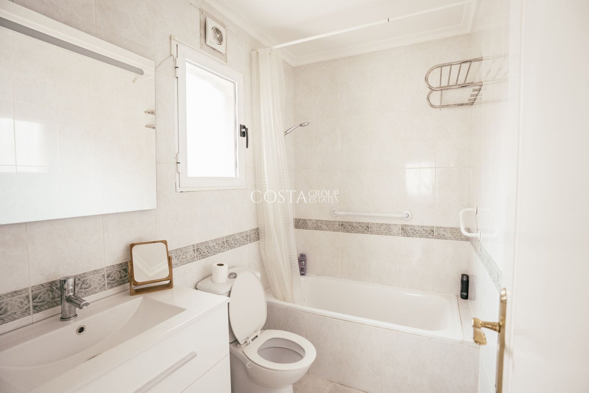 Herverkoop - Villa -
Orihuela - Villamartin