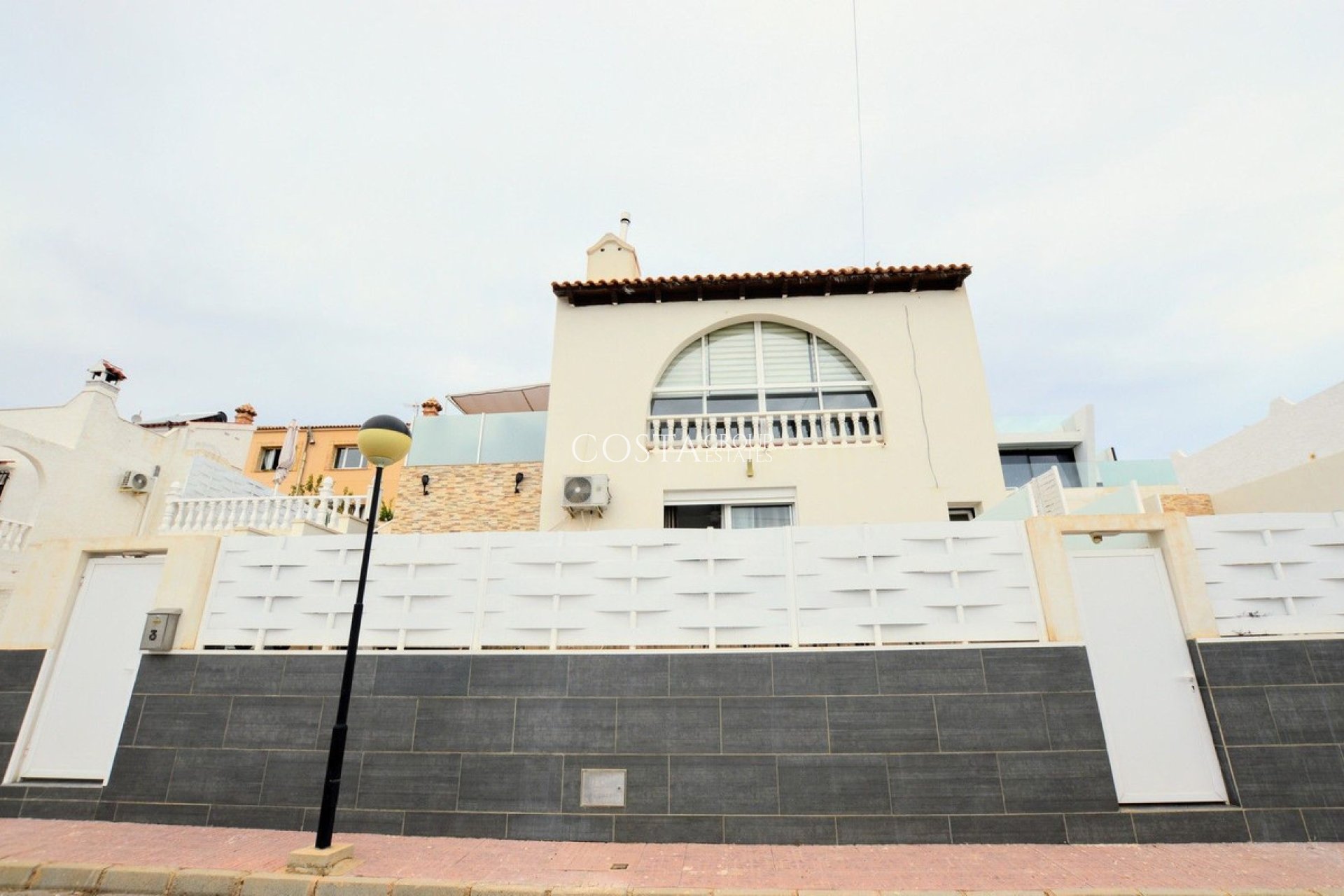 Herverkoop - Villa -
Orihuela - Villamartin