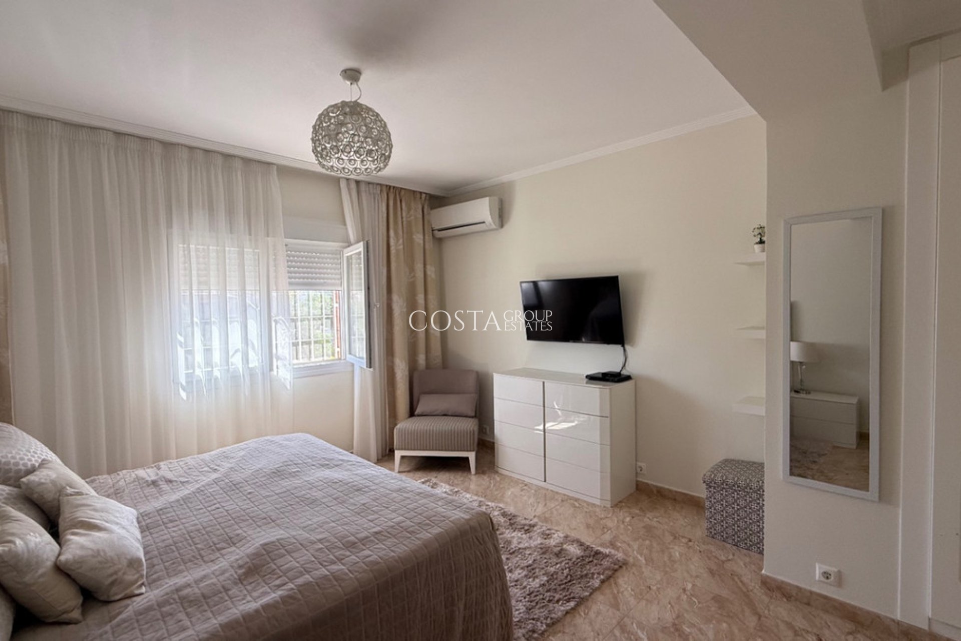 Herverkoop - Villa -
Torrevieja - Torrevieja Centro