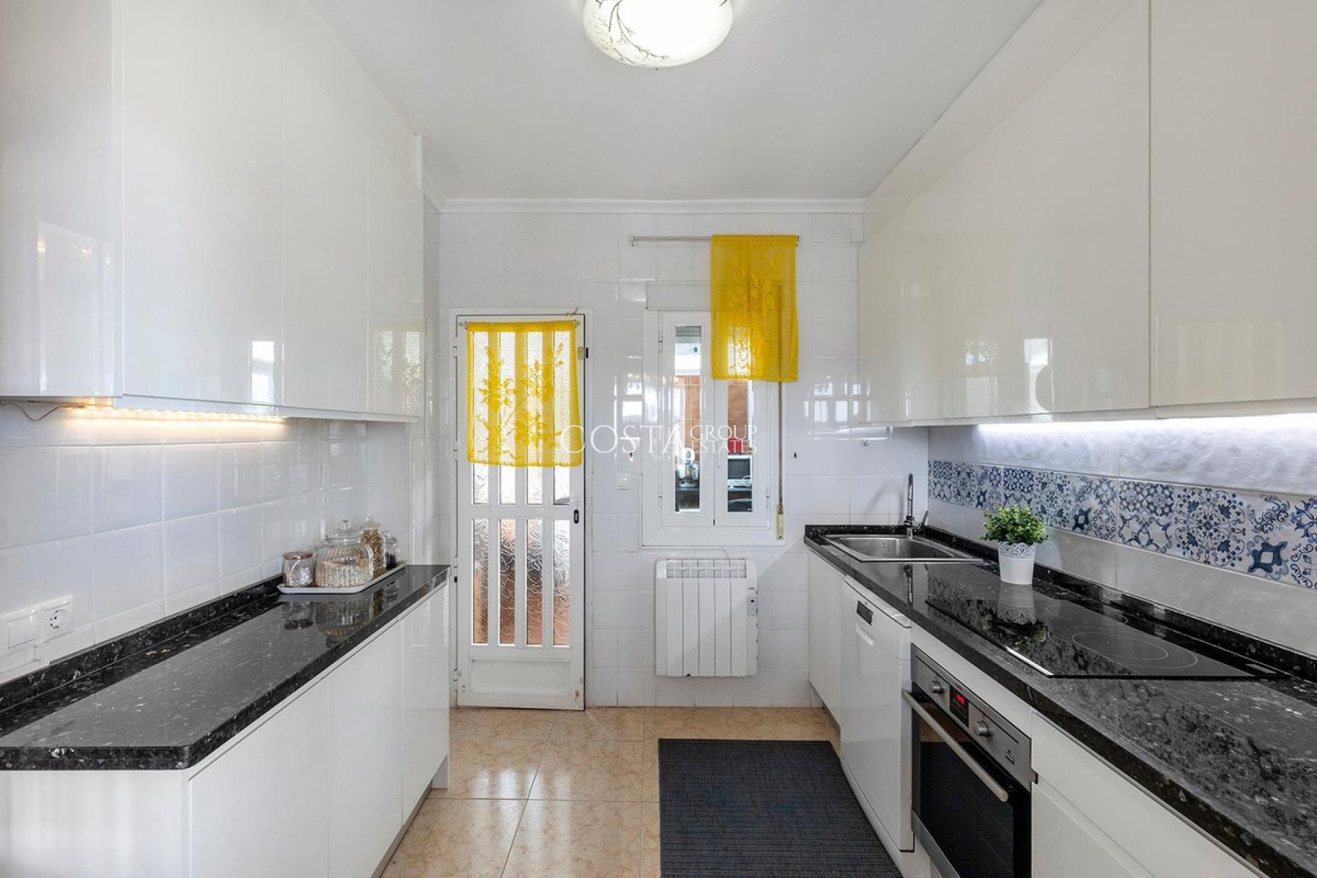 Herverkoop - Villa -
Torrevieja - Torrevieja Centro