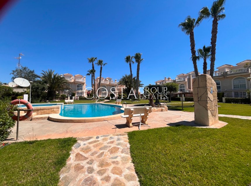 Herverkoop - Villa -
Urbanización El Raso