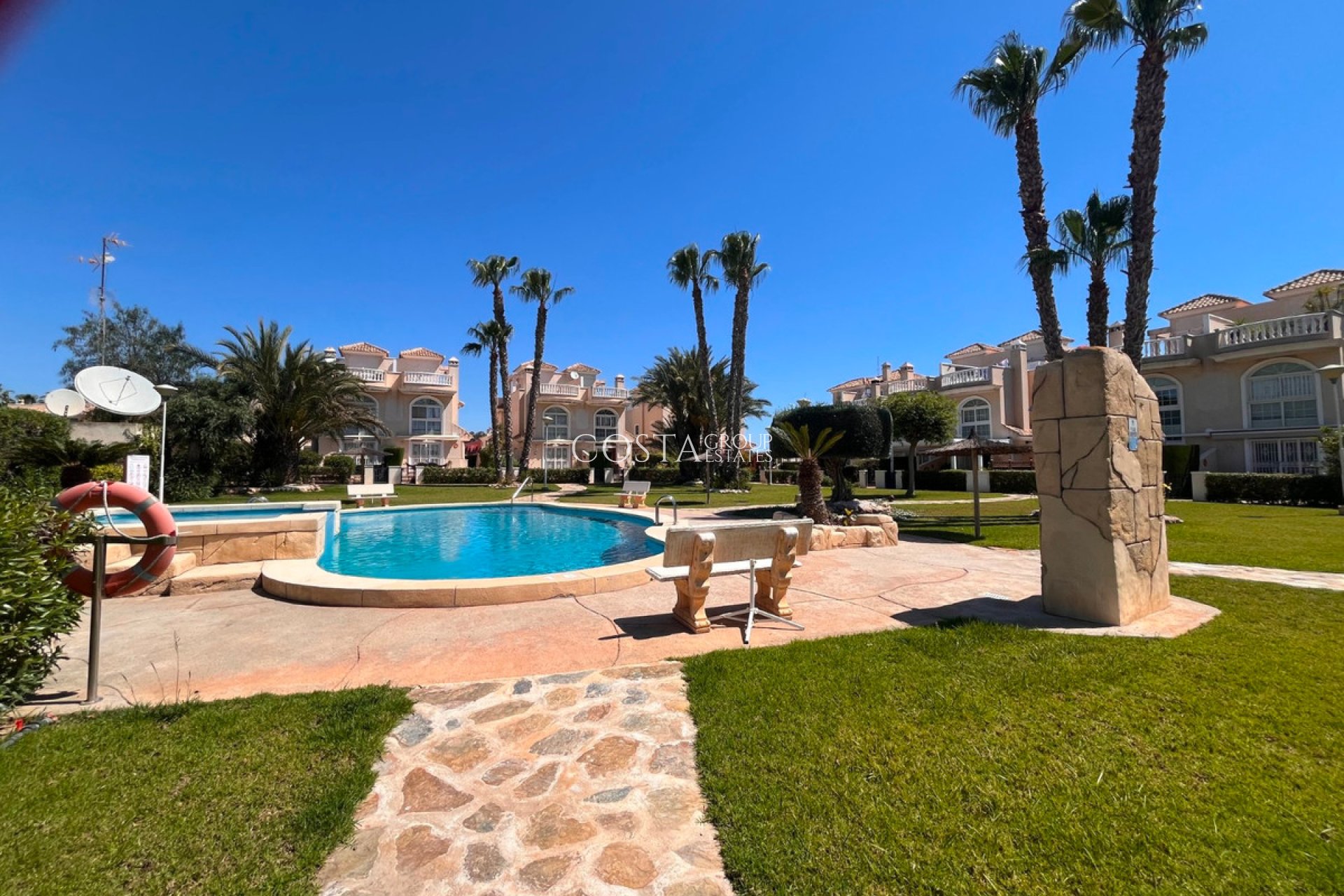 Herverkoop - Villa -
Urbanización El Raso