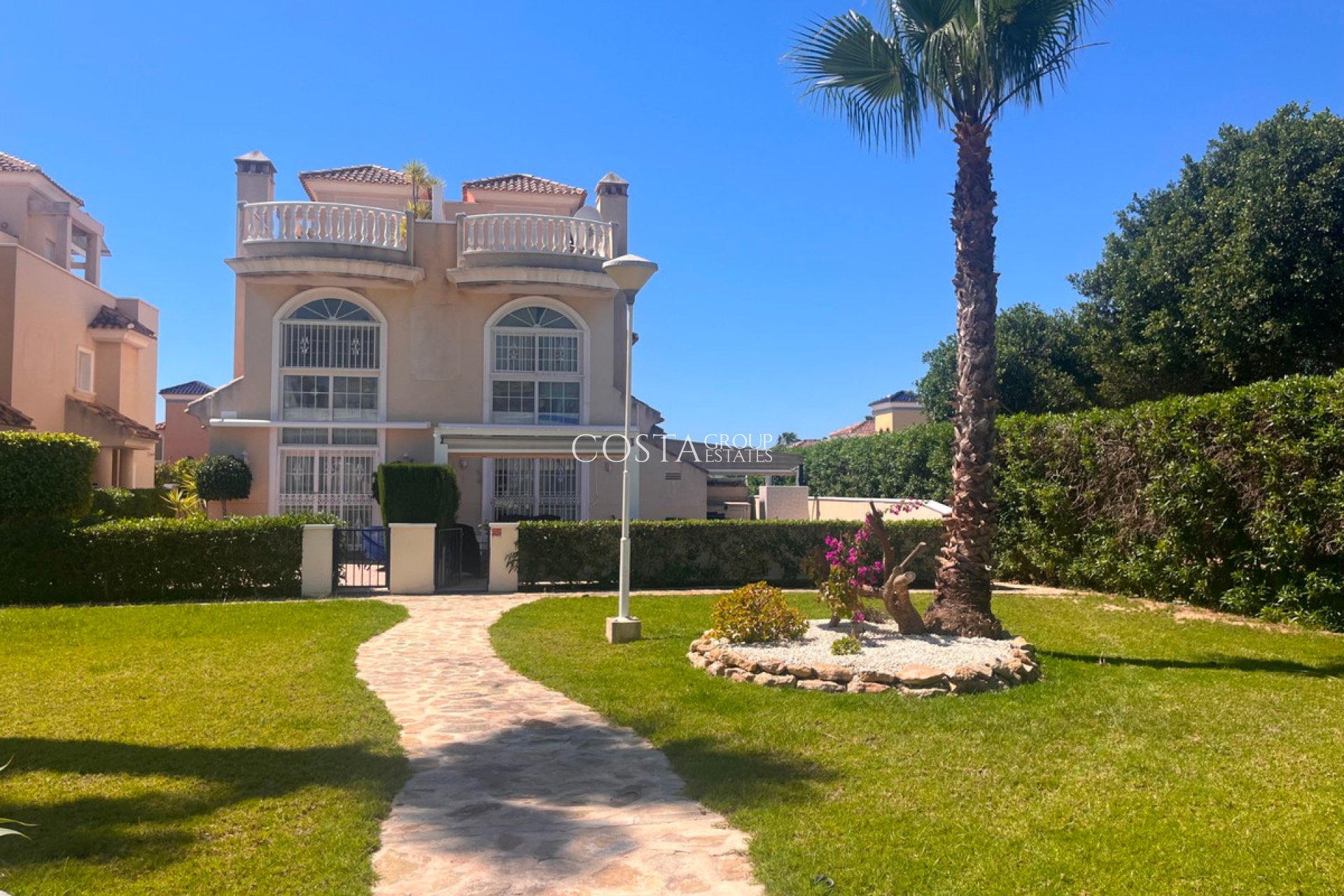 Herverkoop - Villa -
Urbanización El Raso