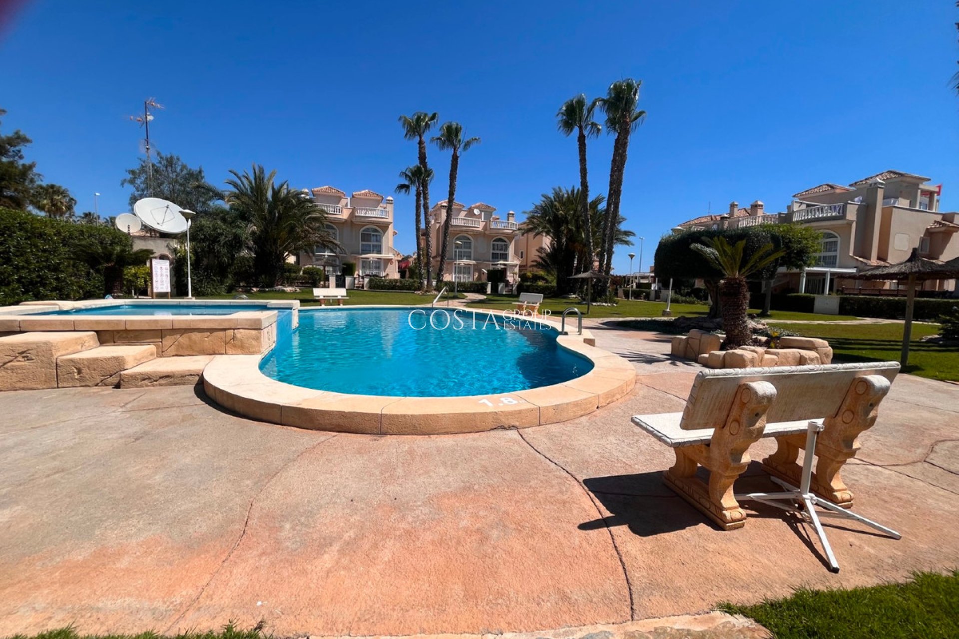 Herverkoop - Villa -
Urbanización El Raso