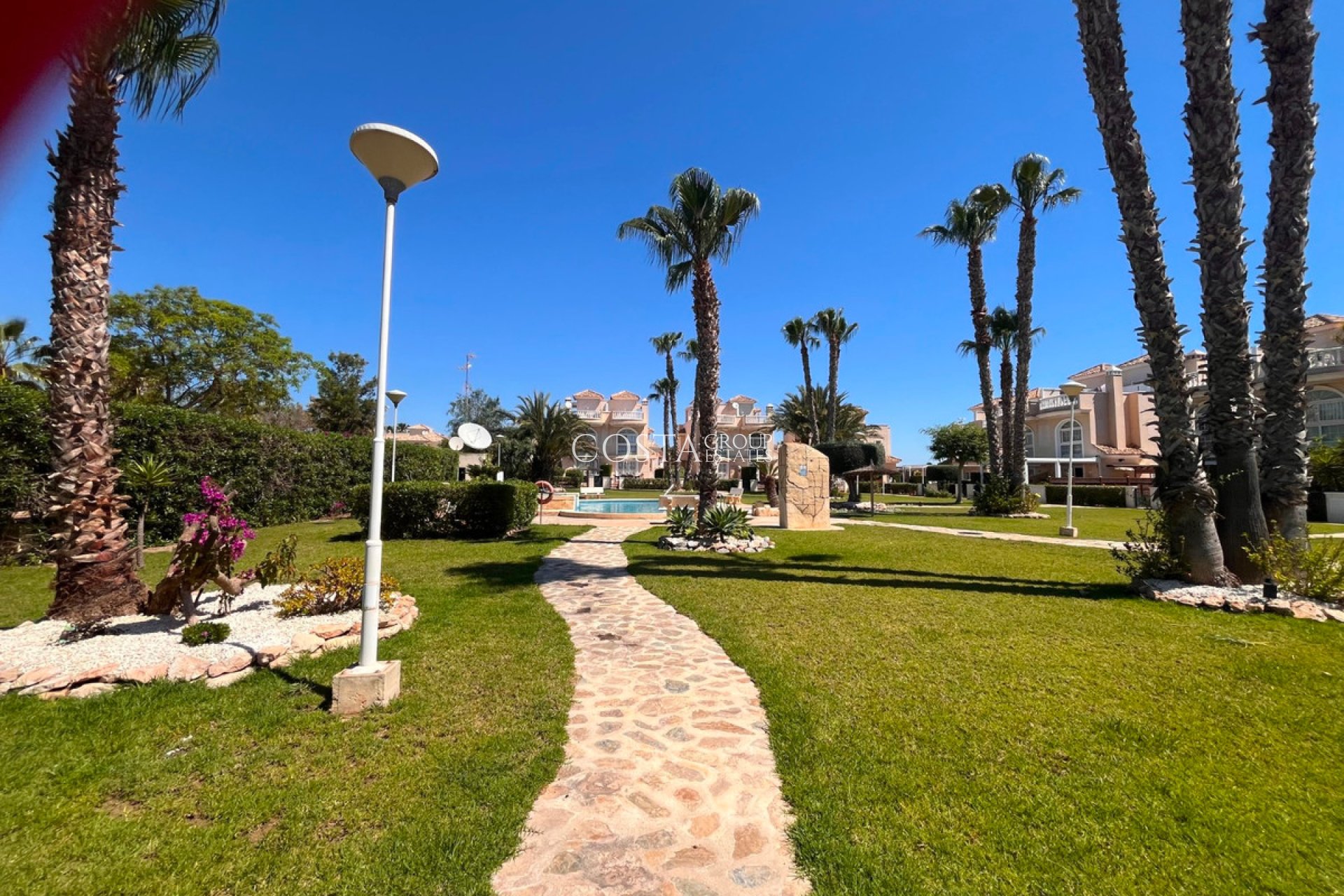 Herverkoop - Villa -
Urbanización El Raso