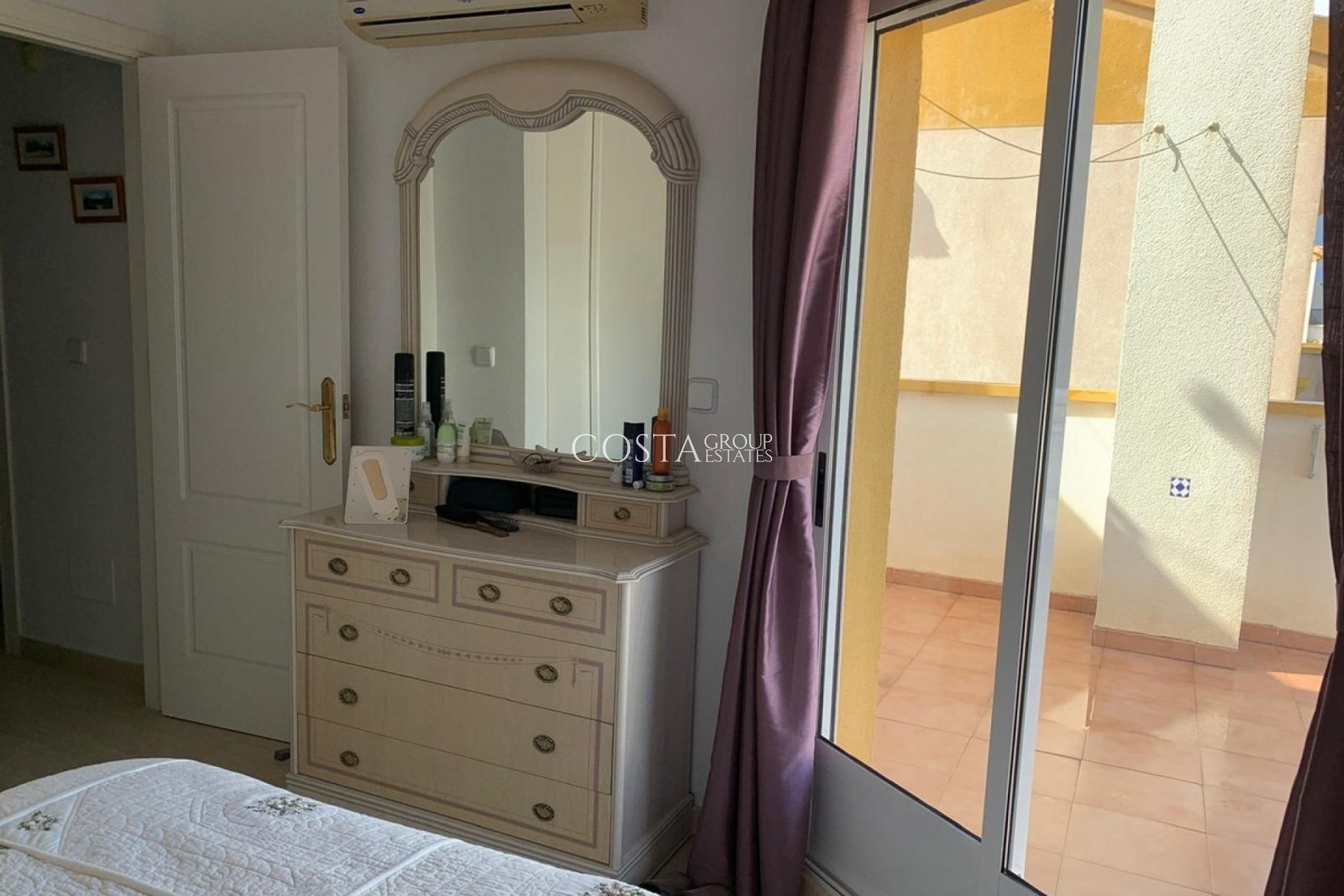 Herverkoop - Villa -
Urbanización El Raso