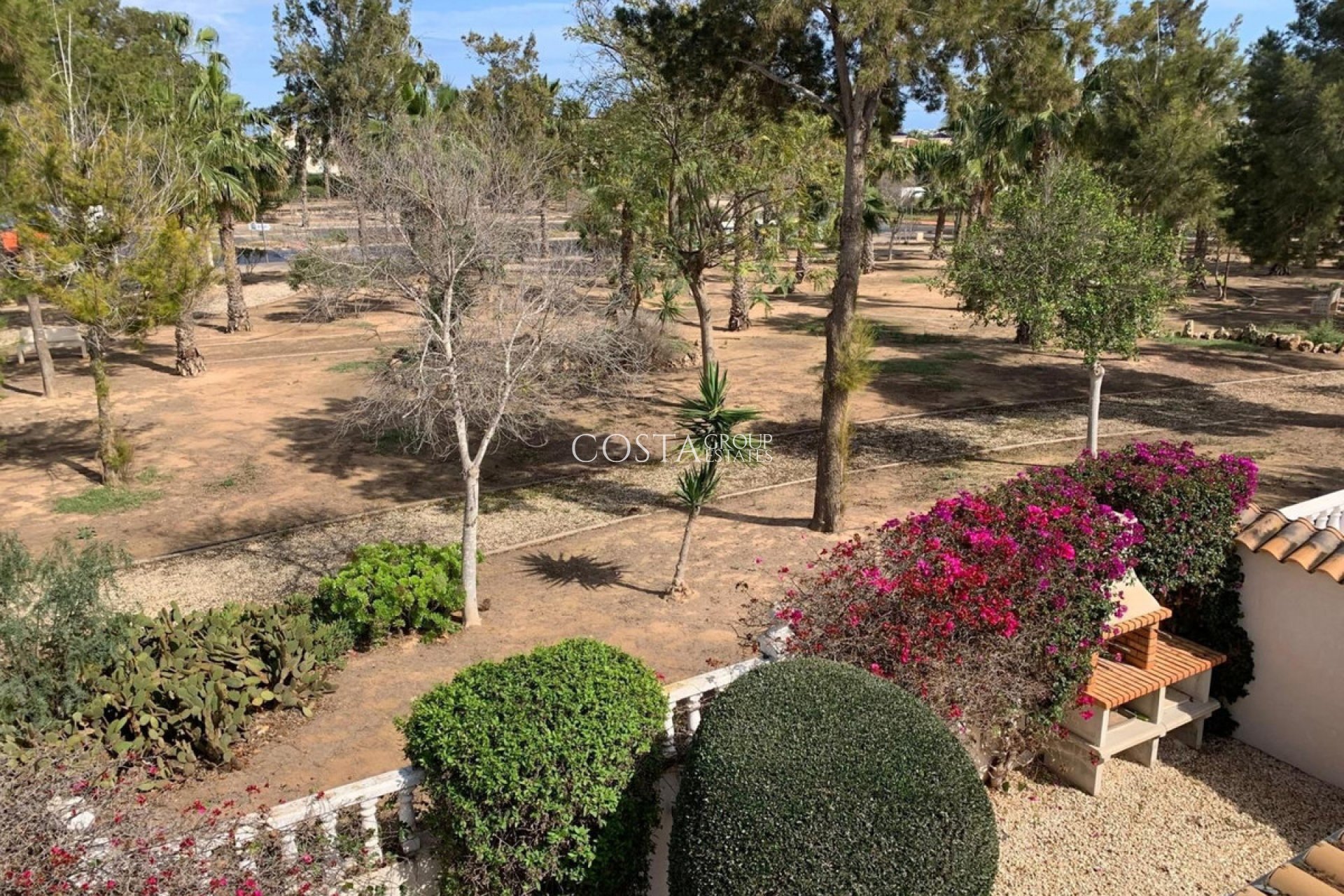 Herverkoop - Villa -
Urbanización El Raso