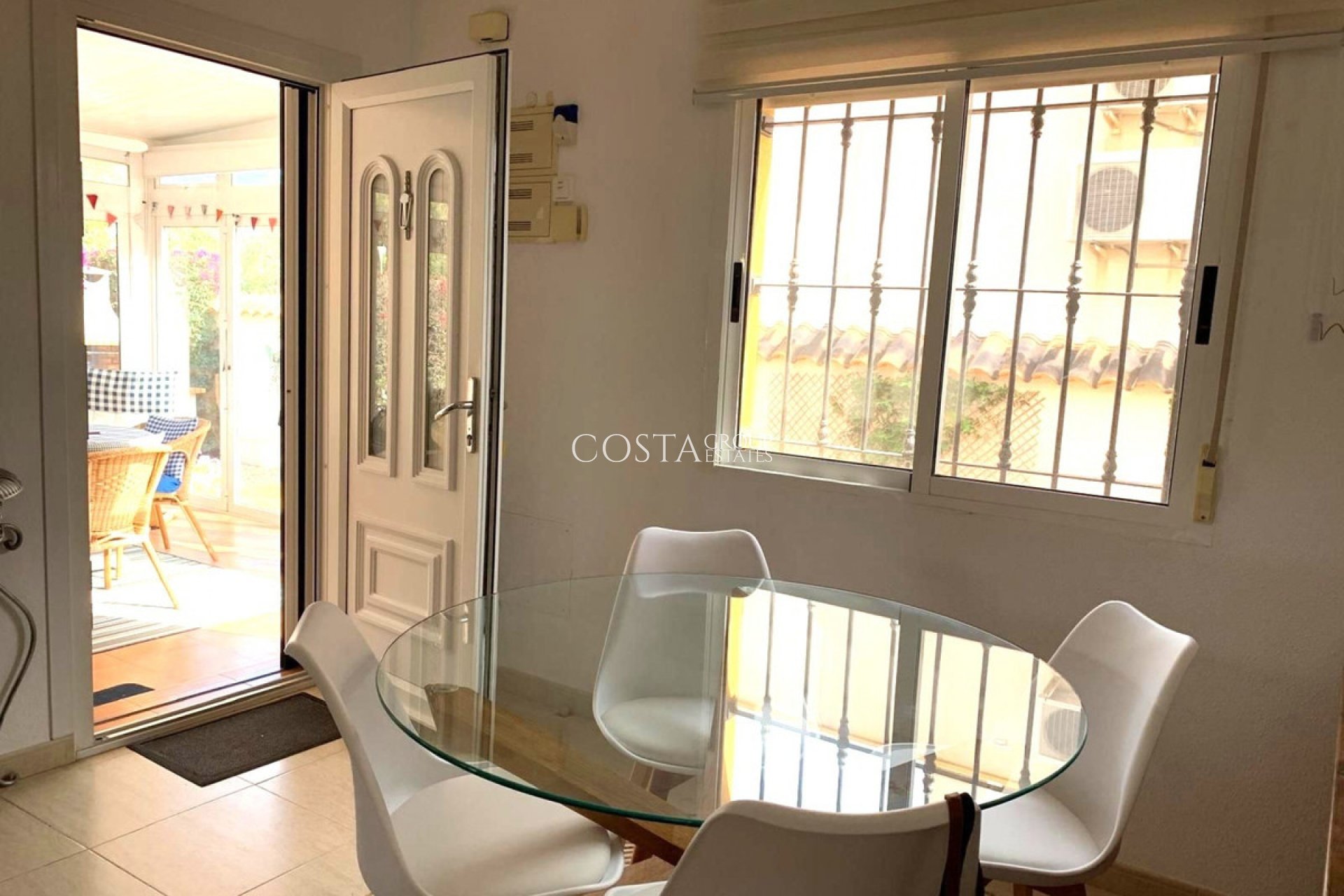 Herverkoop - Villa -
Urbanización El Raso