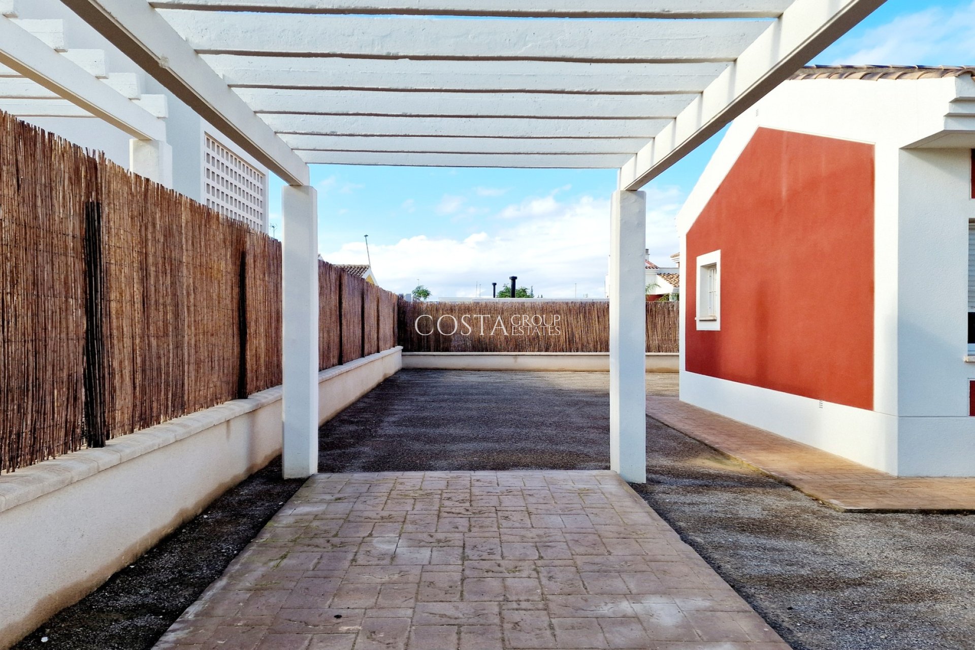 Neue Gebäude - detached -
Purias