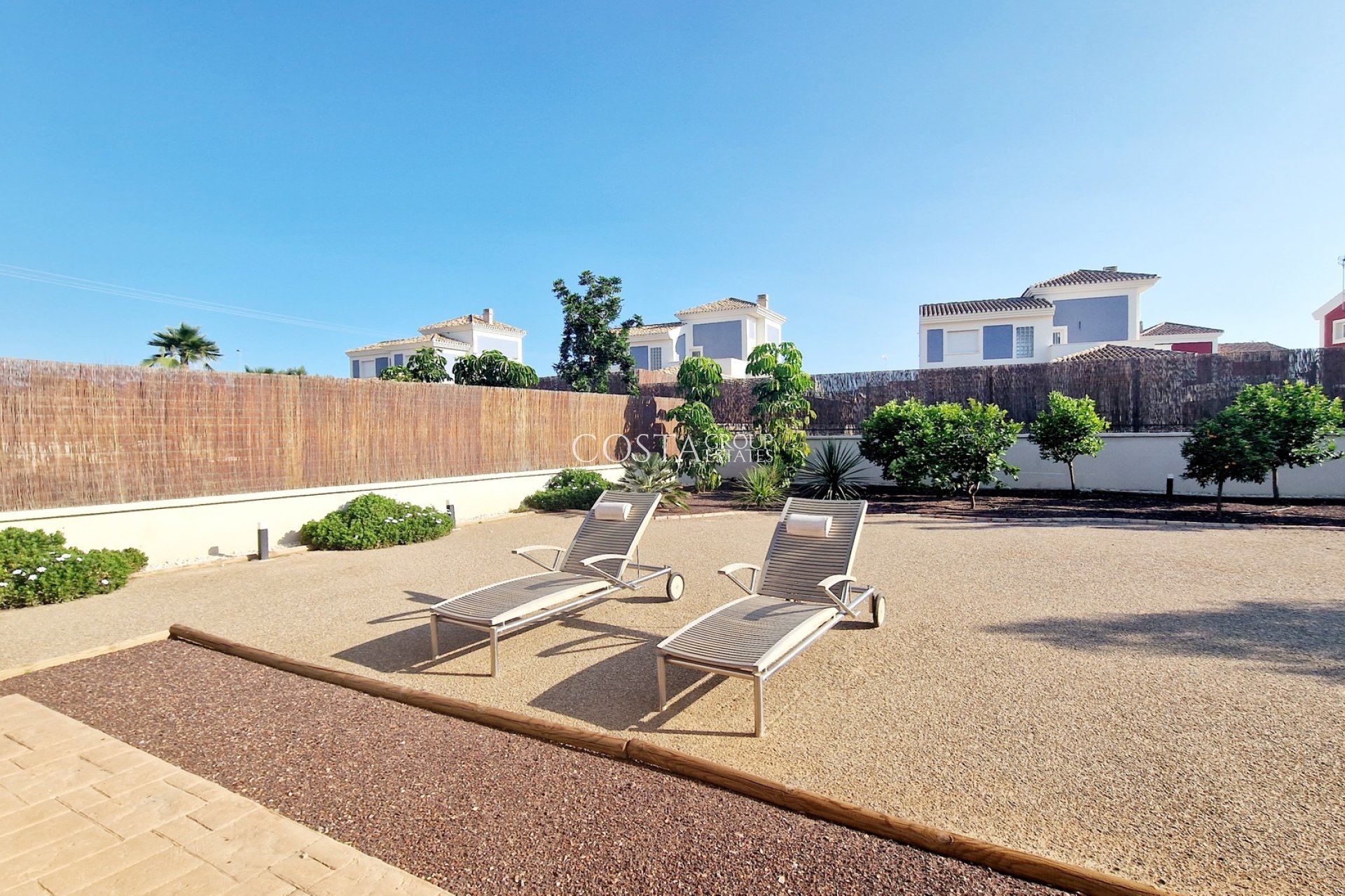 Neue Gebäude - detached -
Purias