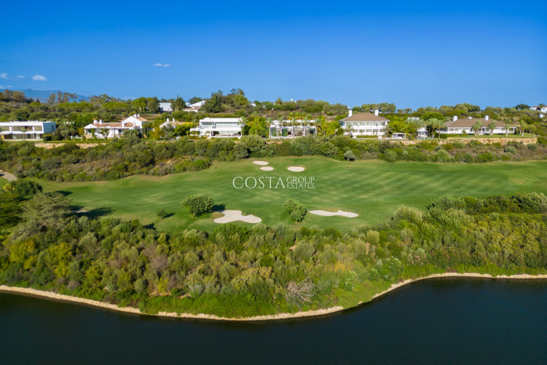 Neue Gebäude - Villa -
Casares