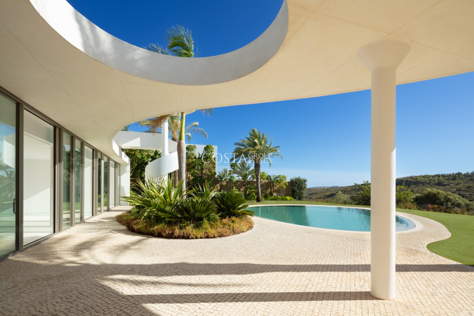 Neue Gebäude - Villa -
Casares