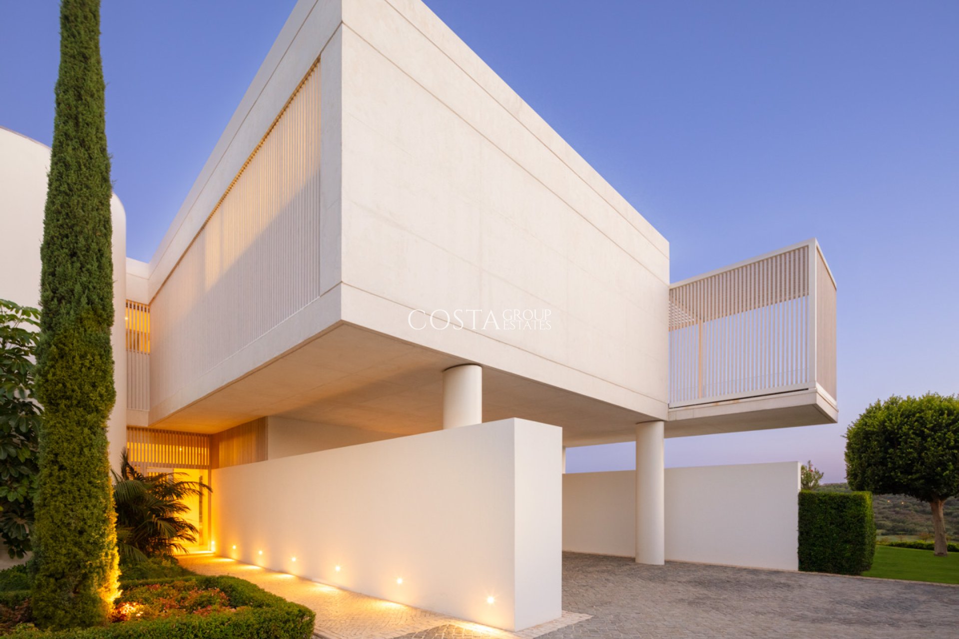 Neue Gebäude - Villa -
Casares