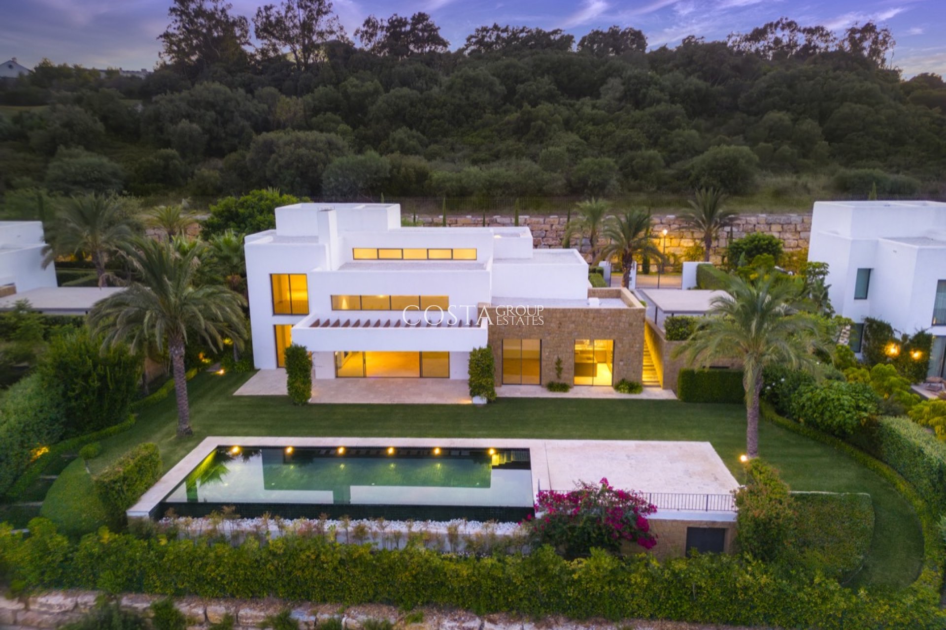 Neue Gebäude - Villa -
Casares