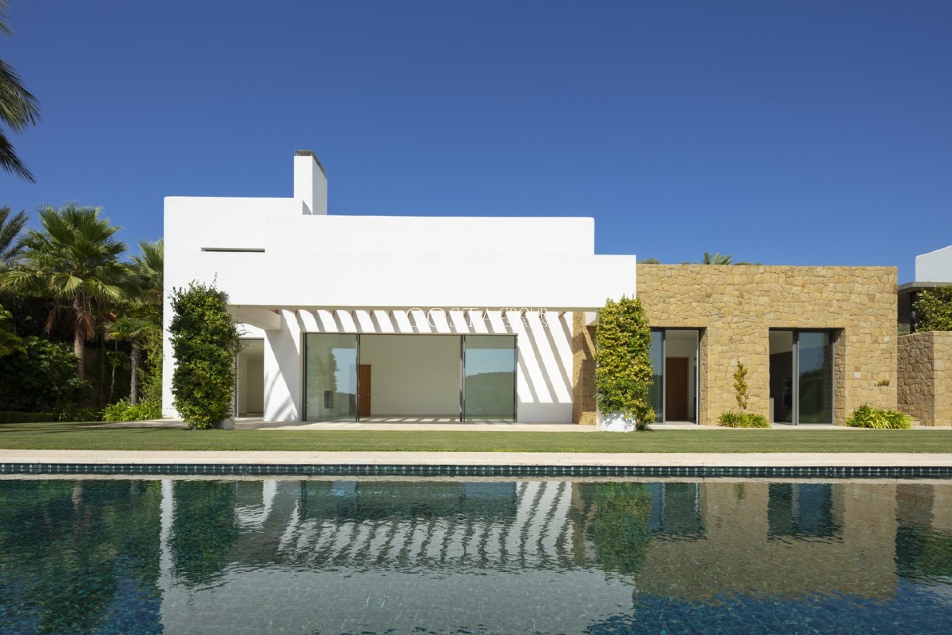 Neue Gebäude - Villa -
Casares