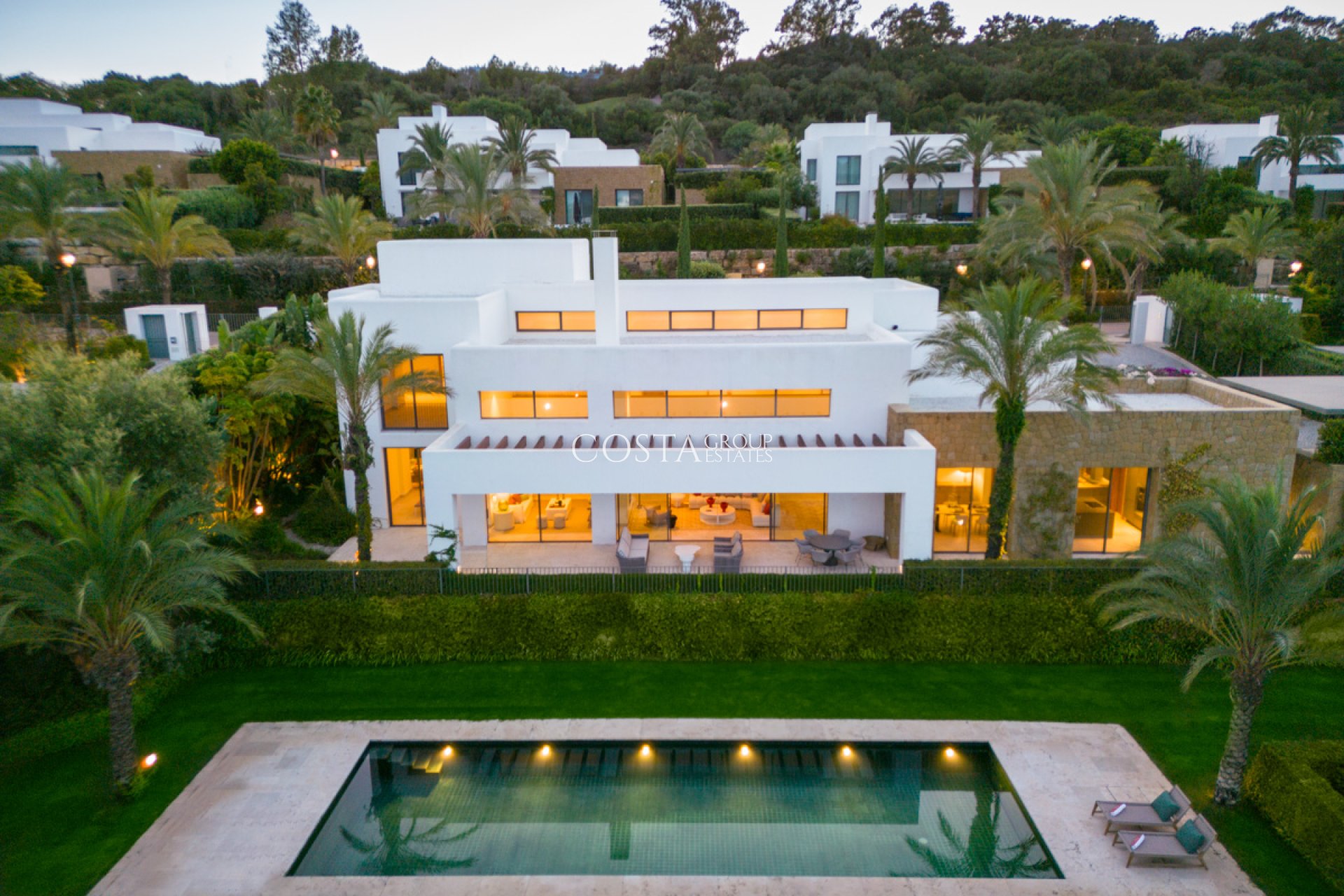 Neue Gebäude - Villa -
Casares
