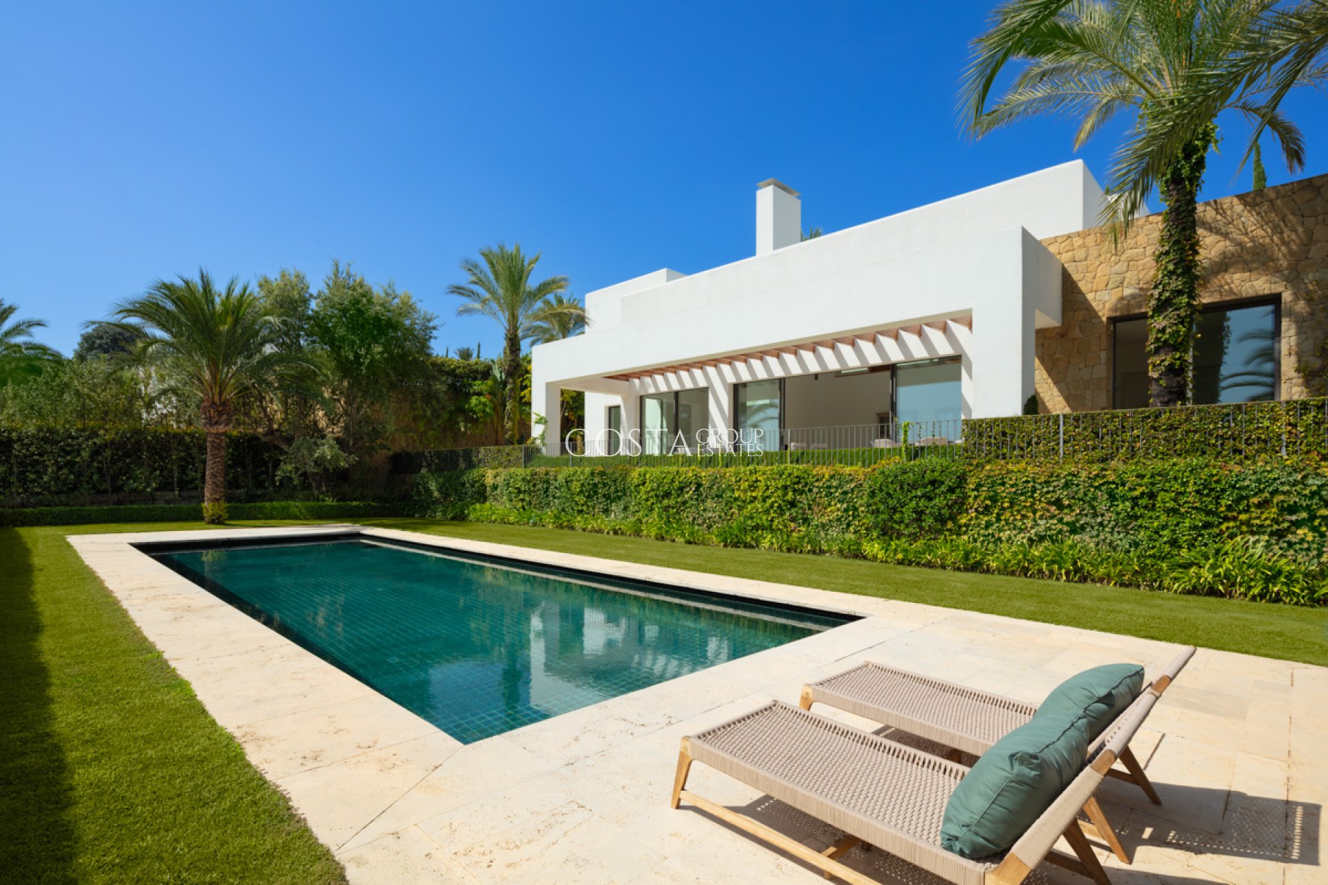 Neue Gebäude - Villa -
Casares