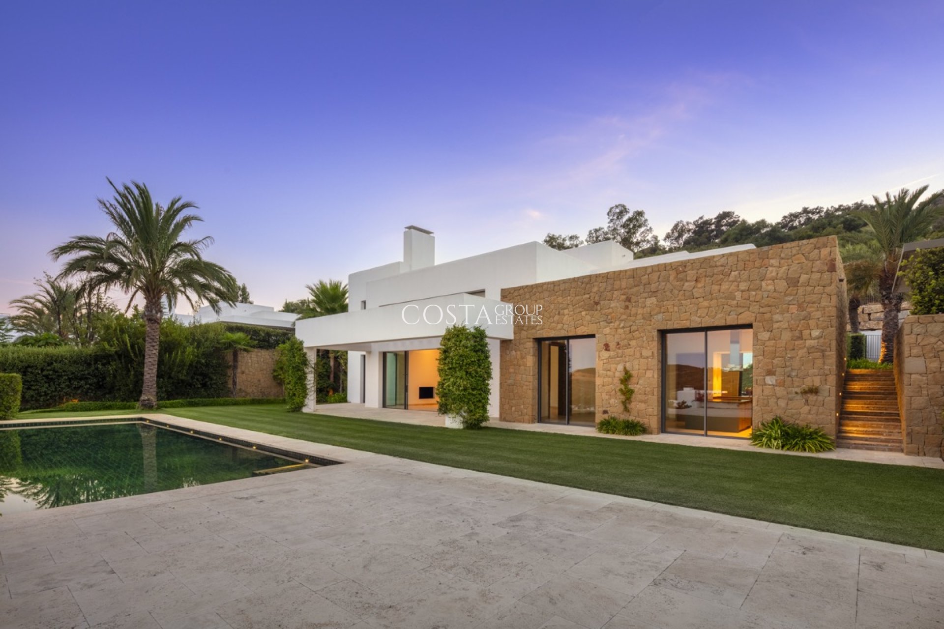 Neue Gebäude - Villa -
Casares