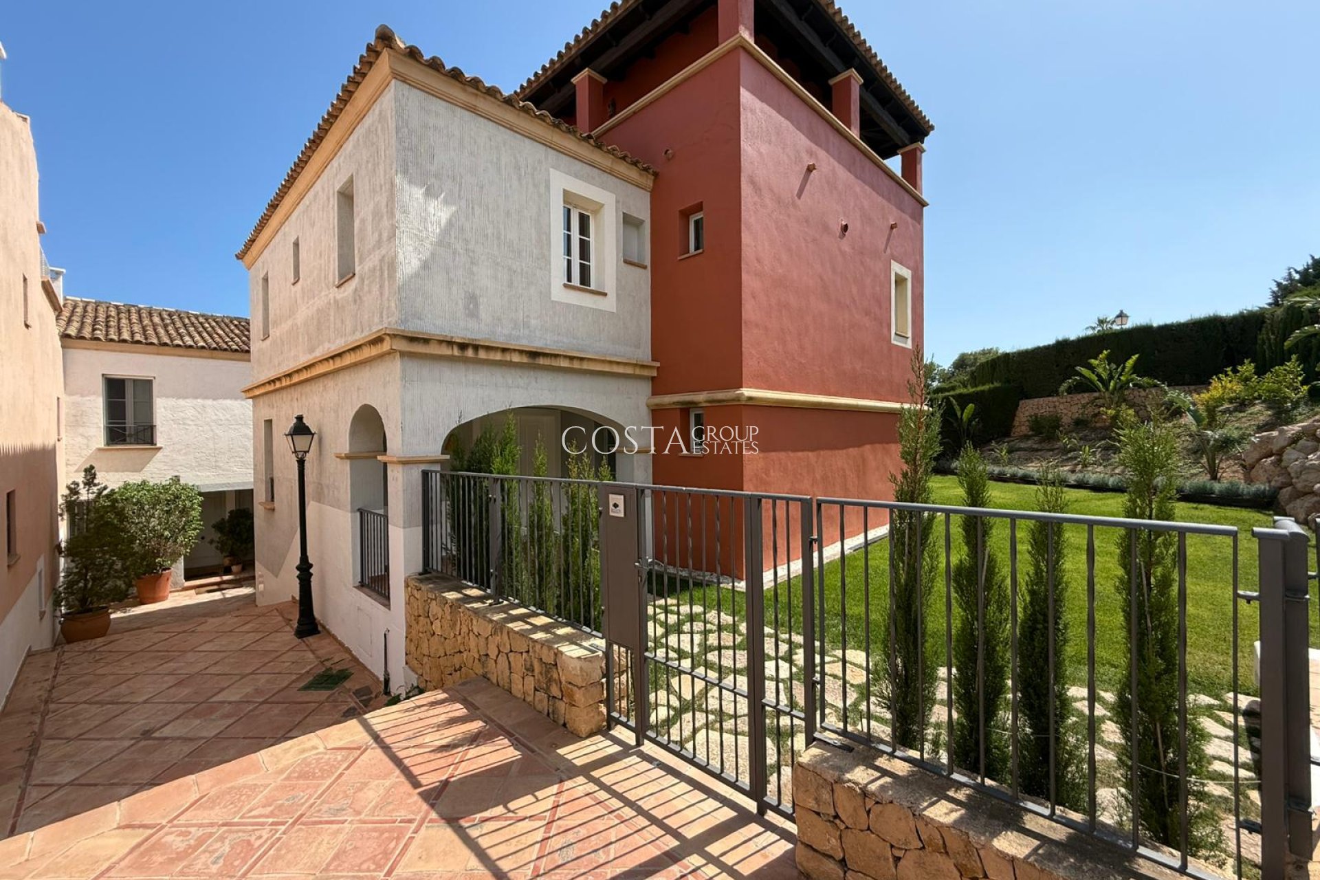Neue Gebäude - Villa -
Golf Badia