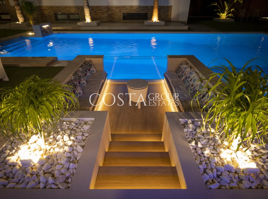 Neue Gebäude - Villa -
Jerónimo y Avileses