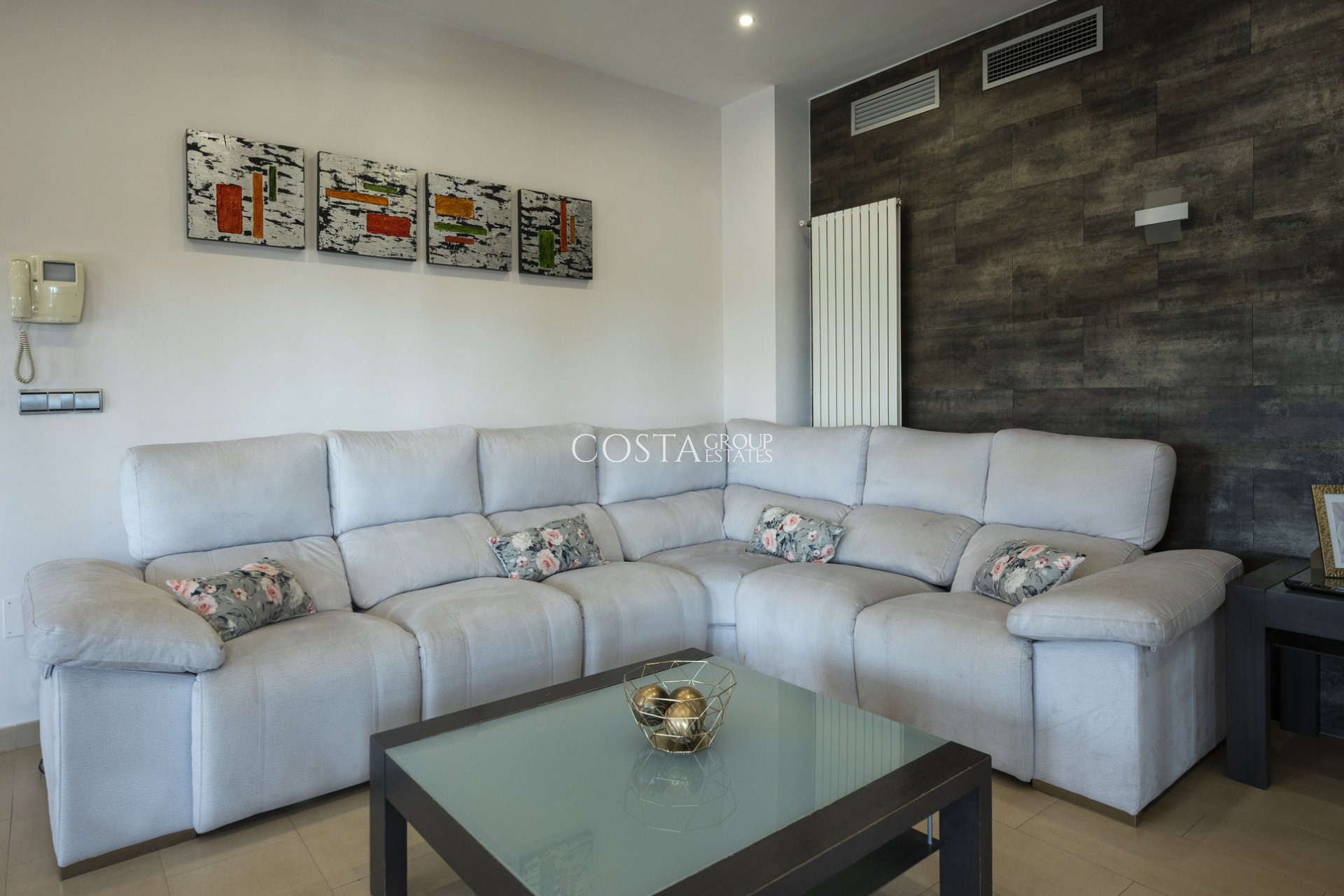 Neue Gebäude - Villa -
Jerónimo y Avileses