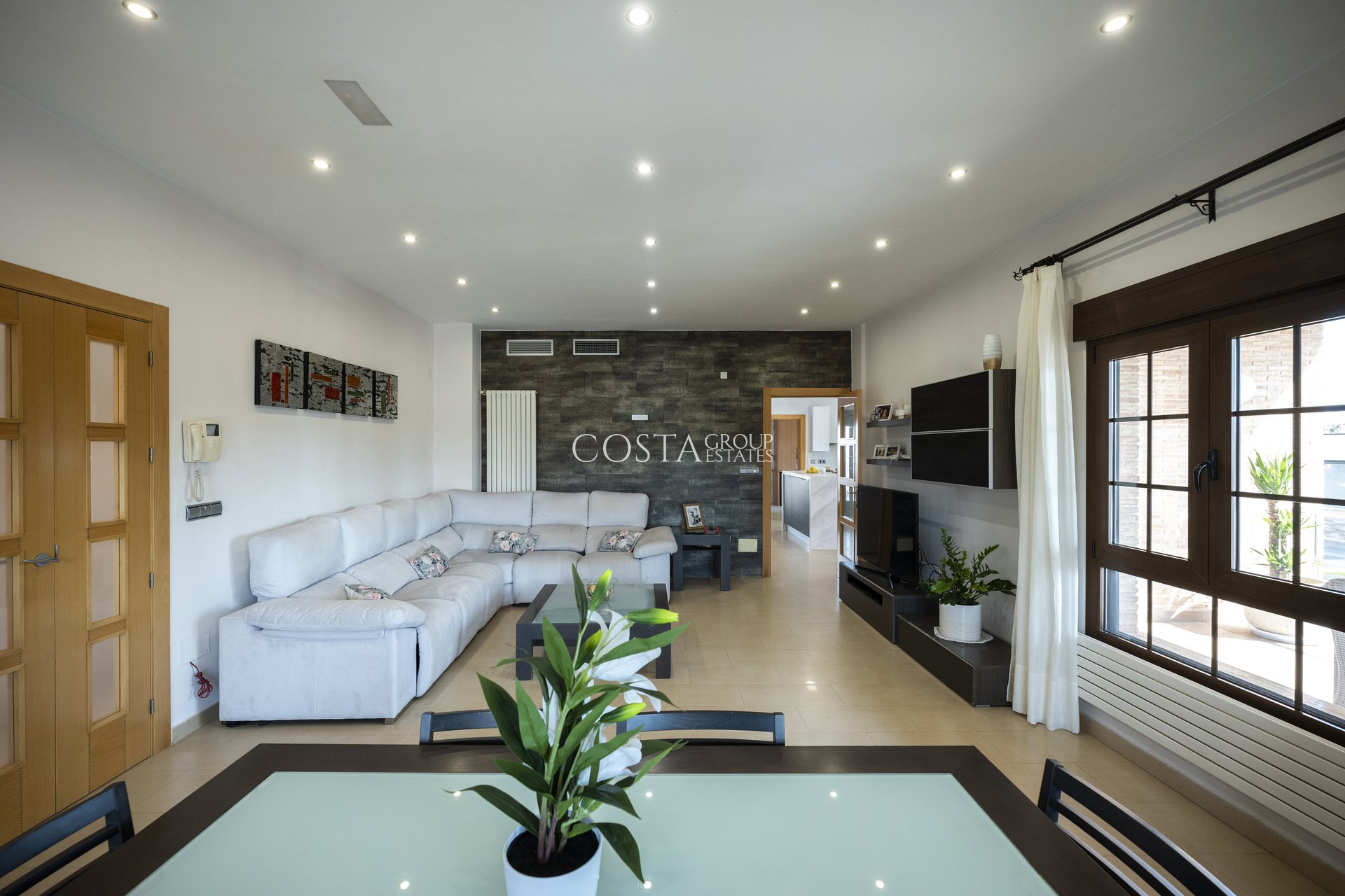 Neue Gebäude - Villa -
Jerónimo y Avileses