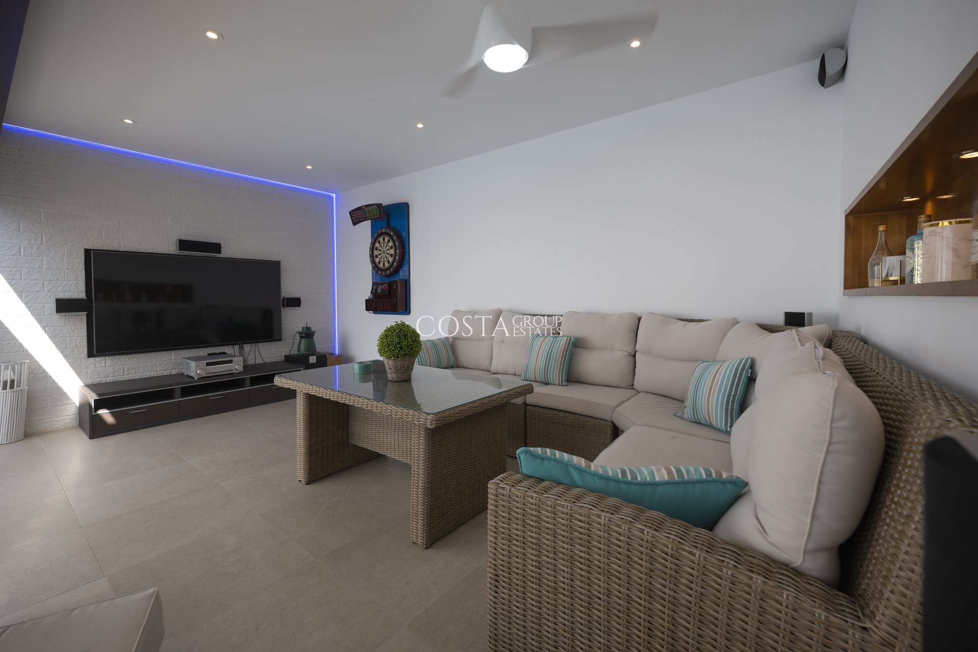 Neue Gebäude - Villa -
Jerónimo y Avileses