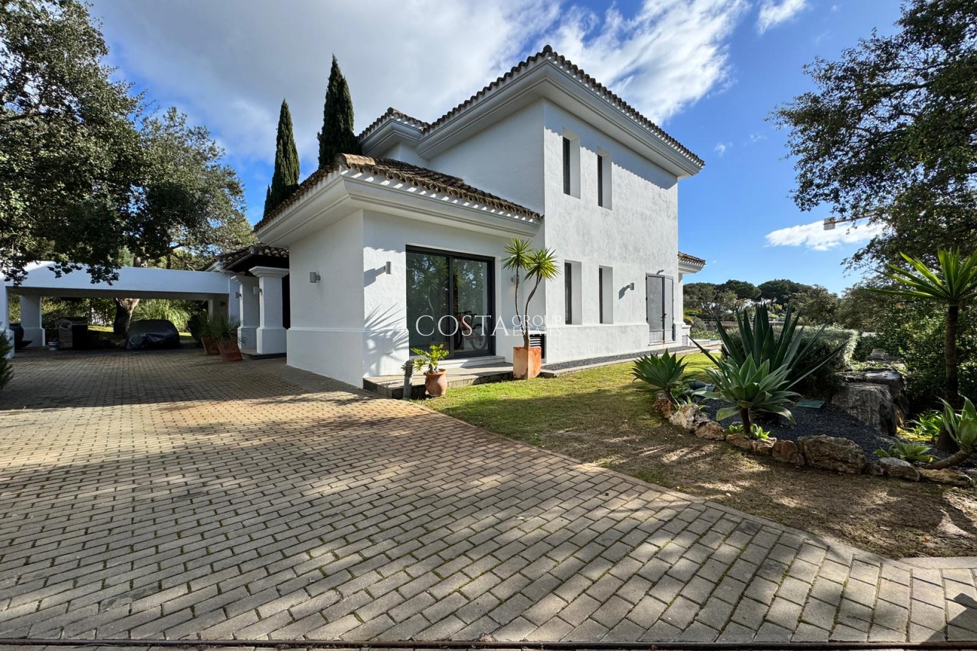 Neue Gebäude - Villa -
San Roque