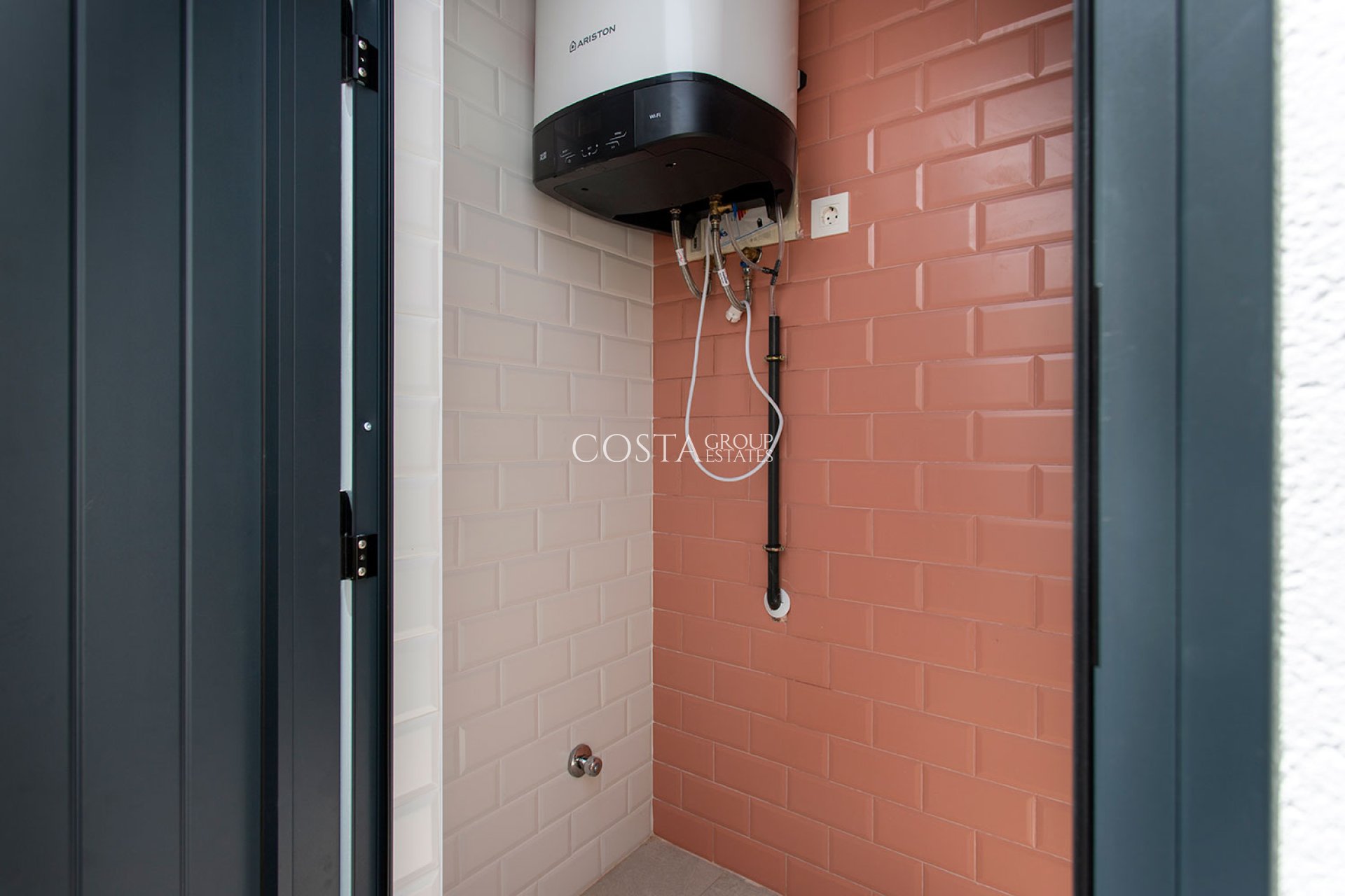 Nowy budynek - terraced -
Sucina