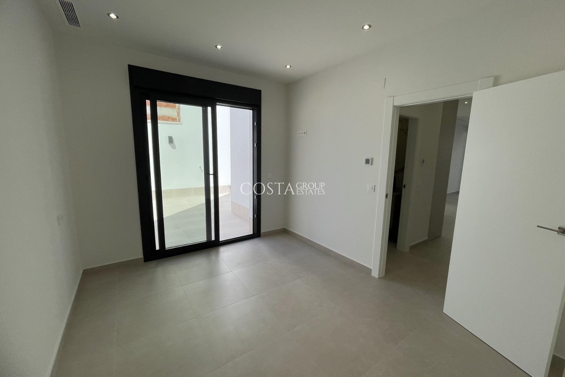 Nowy budynek - Willa -
Almoradí - Heredades