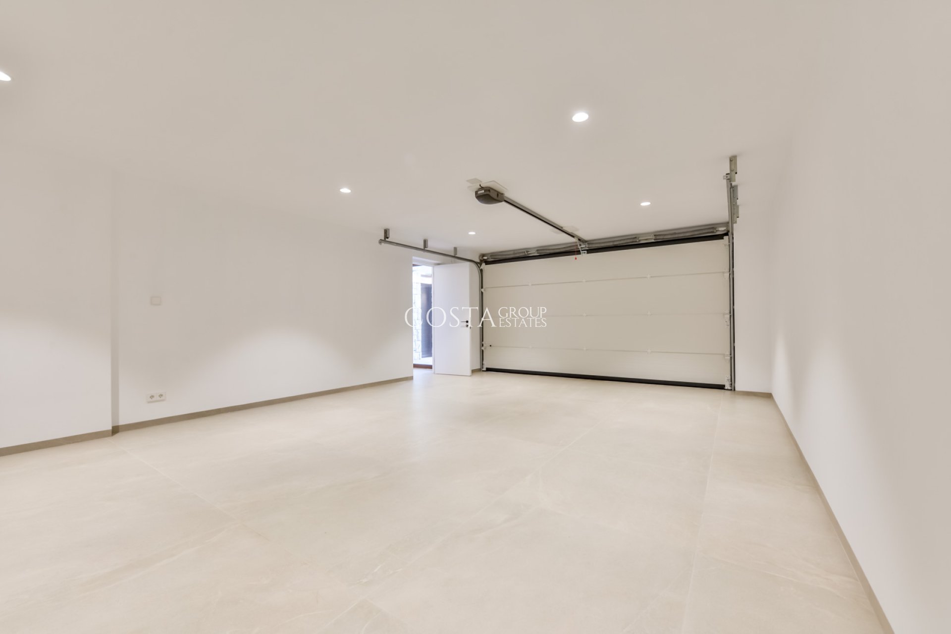 Nowy budynek - Willa -
Altea