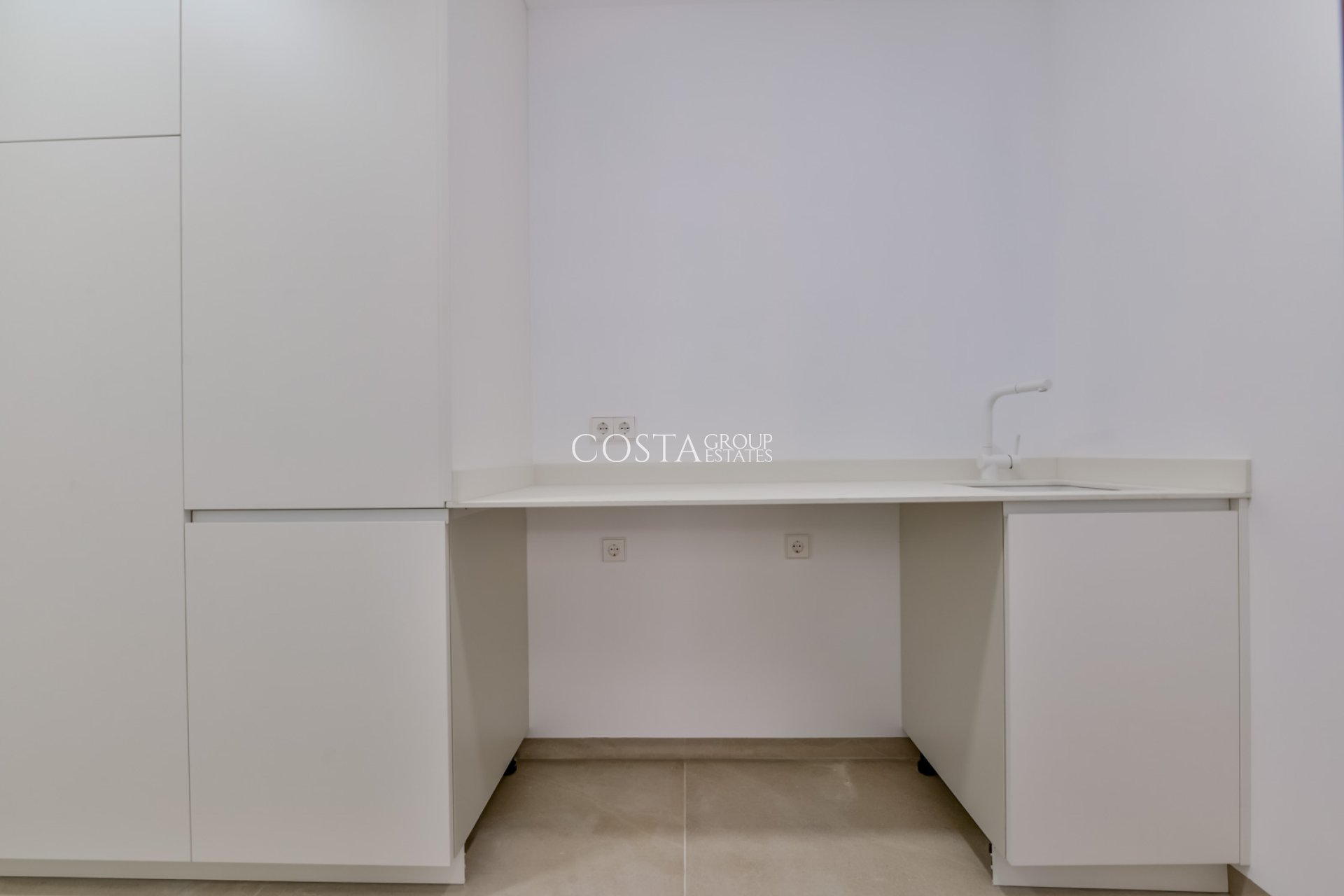 Nowy budynek - Willa -
Altea