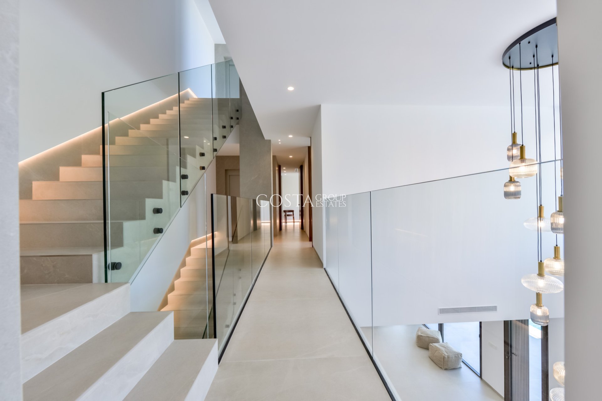 Nowy budynek - Willa -
Altea