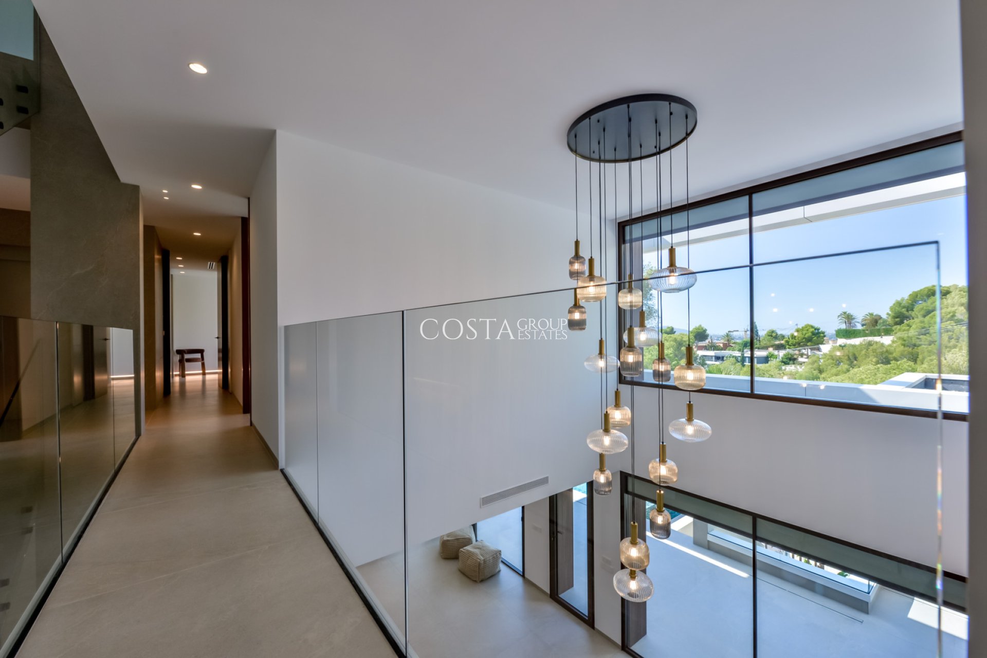 Nowy budynek - Willa -
Altea