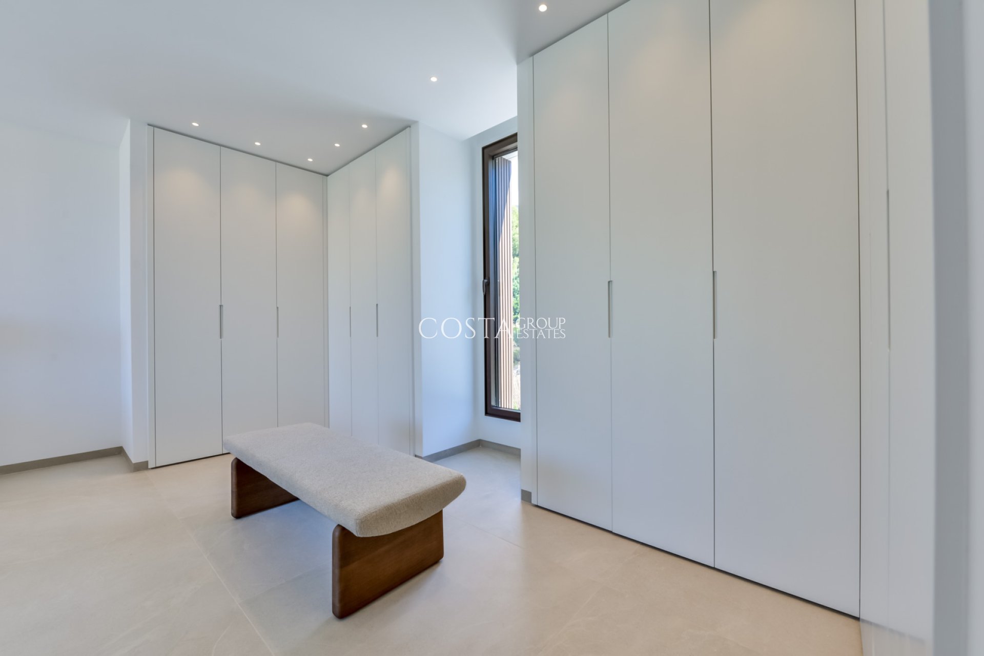 Nowy budynek - Willa -
Altea