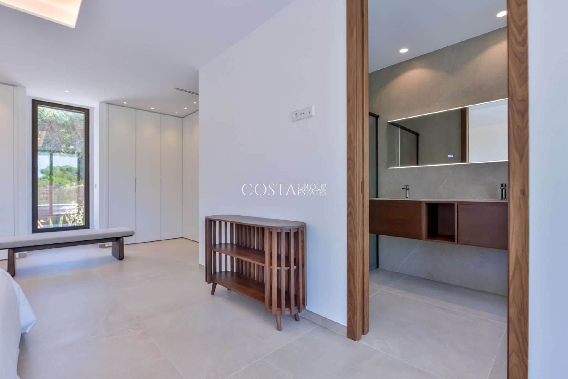 Nowy budynek - Willa -
Altea