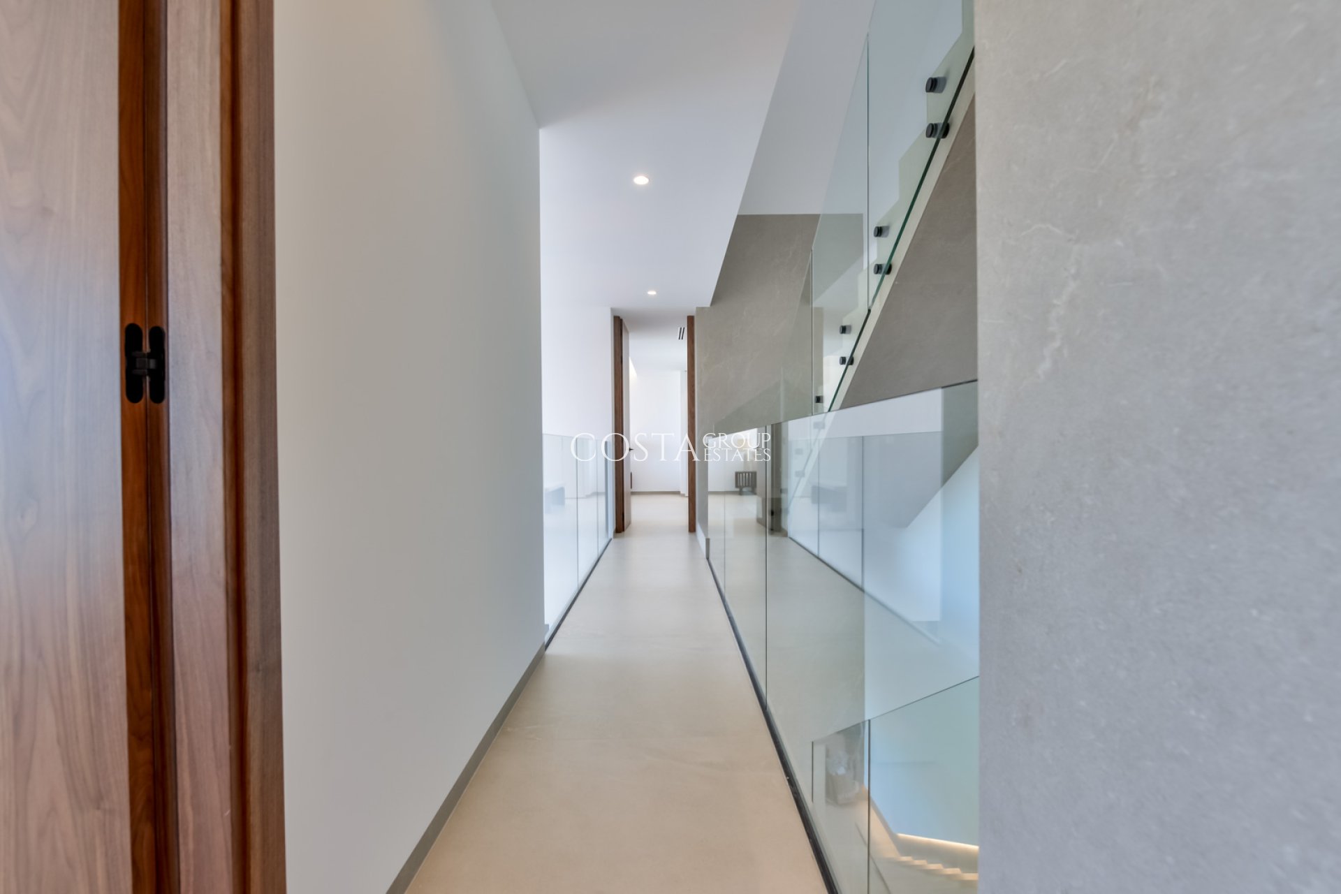 Nowy budynek - Willa -
Altea