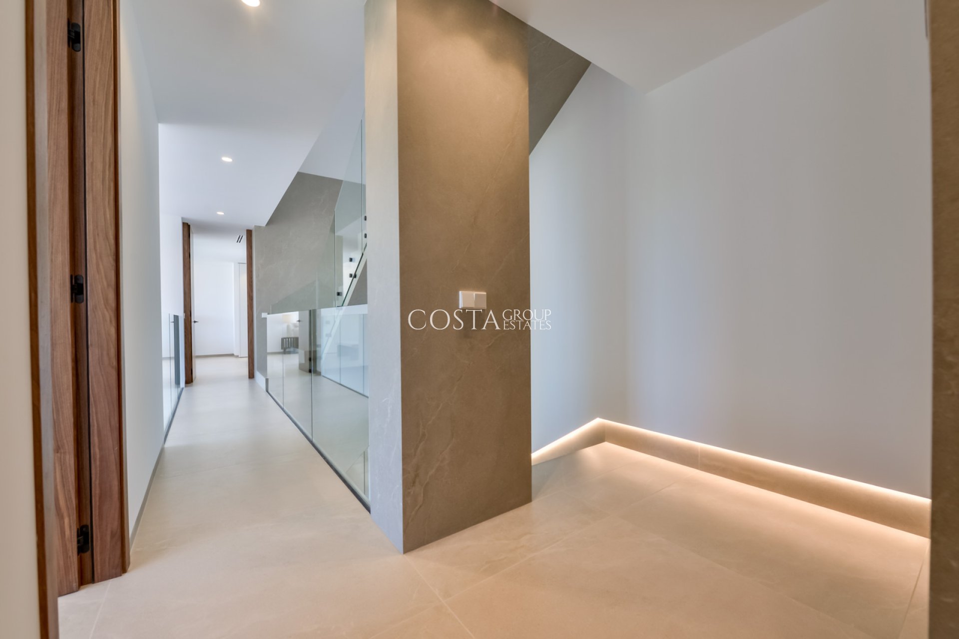 Nowy budynek - Willa -
Altea