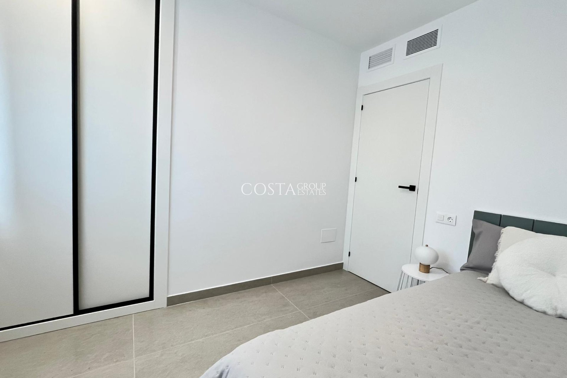 Nowy budynek - Willa -
Benferri